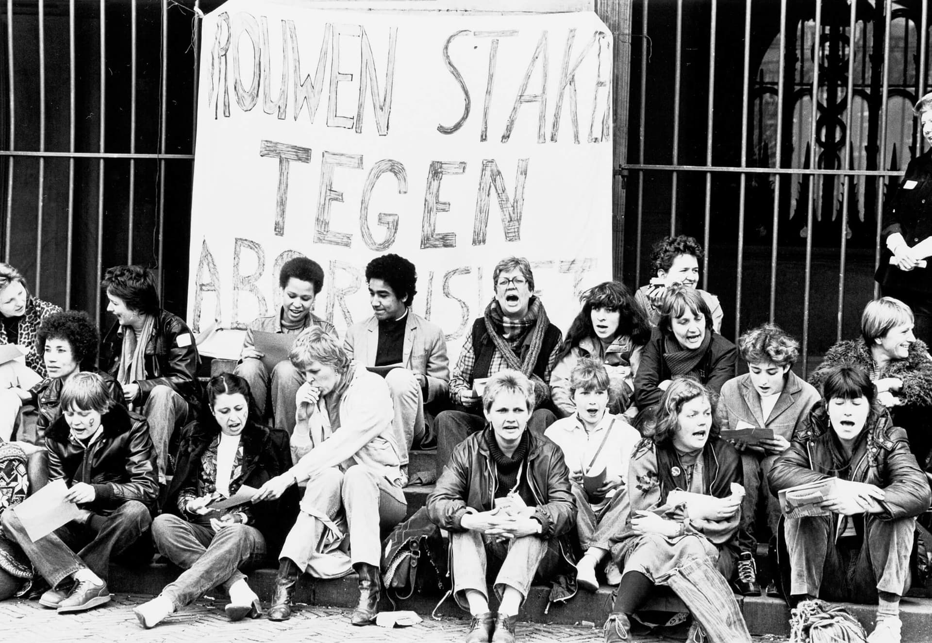 A group of women at the Women’s Strike with the banner “Vrouwen staken tegen abortus wet”, [Women Strike Against Abortion Law], 1981, photo: Maya Pejic. Source: Collection IAV-Atria