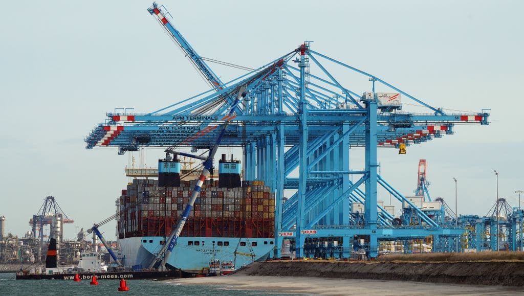 APM Terminal, Maasvlakte, NL. Photo: Kees Torn (MAGLEBY MAERSK & MATADOR 3) via Wikimedia Commons