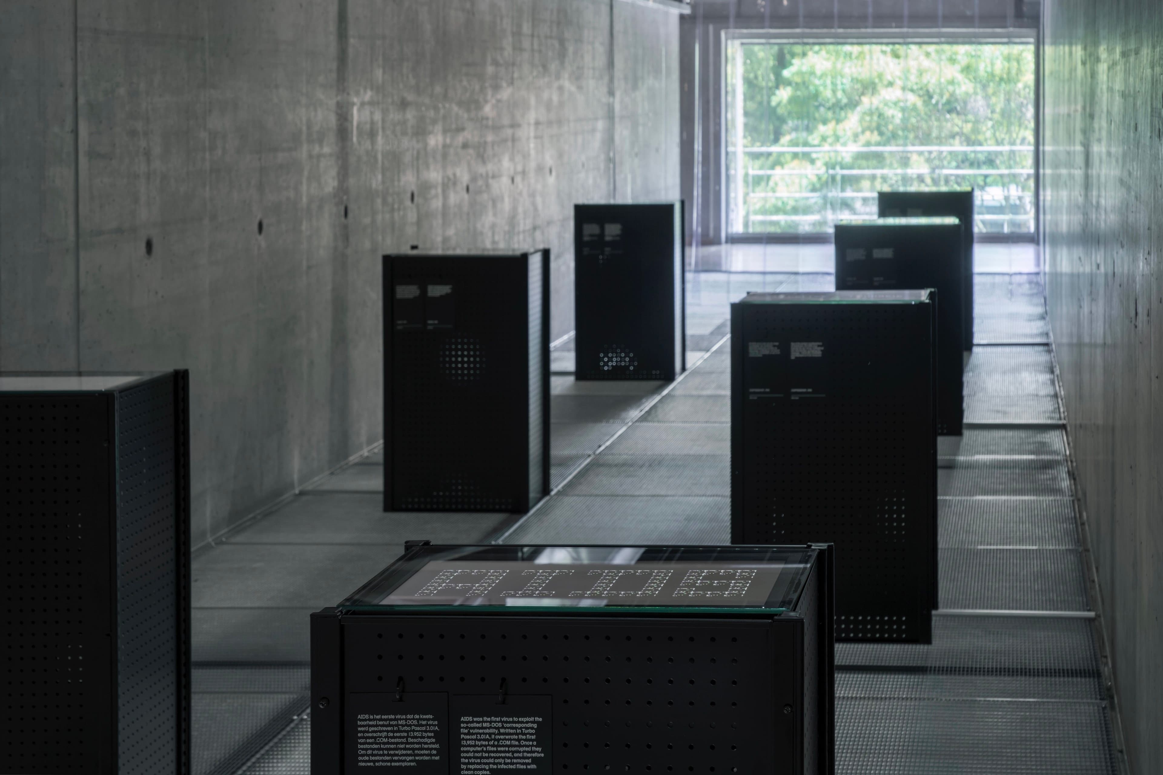 Malware tentoonstelling, inclusief AIDS virus en andere DOS virusen. Beeld: Ewout Huibers 
