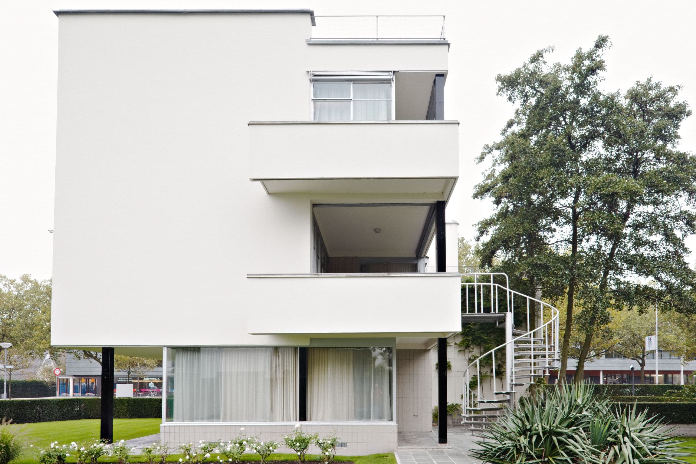 Huis Sonneveld, exterieur en tuin. Architectuur door Brinkman en Van der Vlugt. Foto Johannes Schwartz 