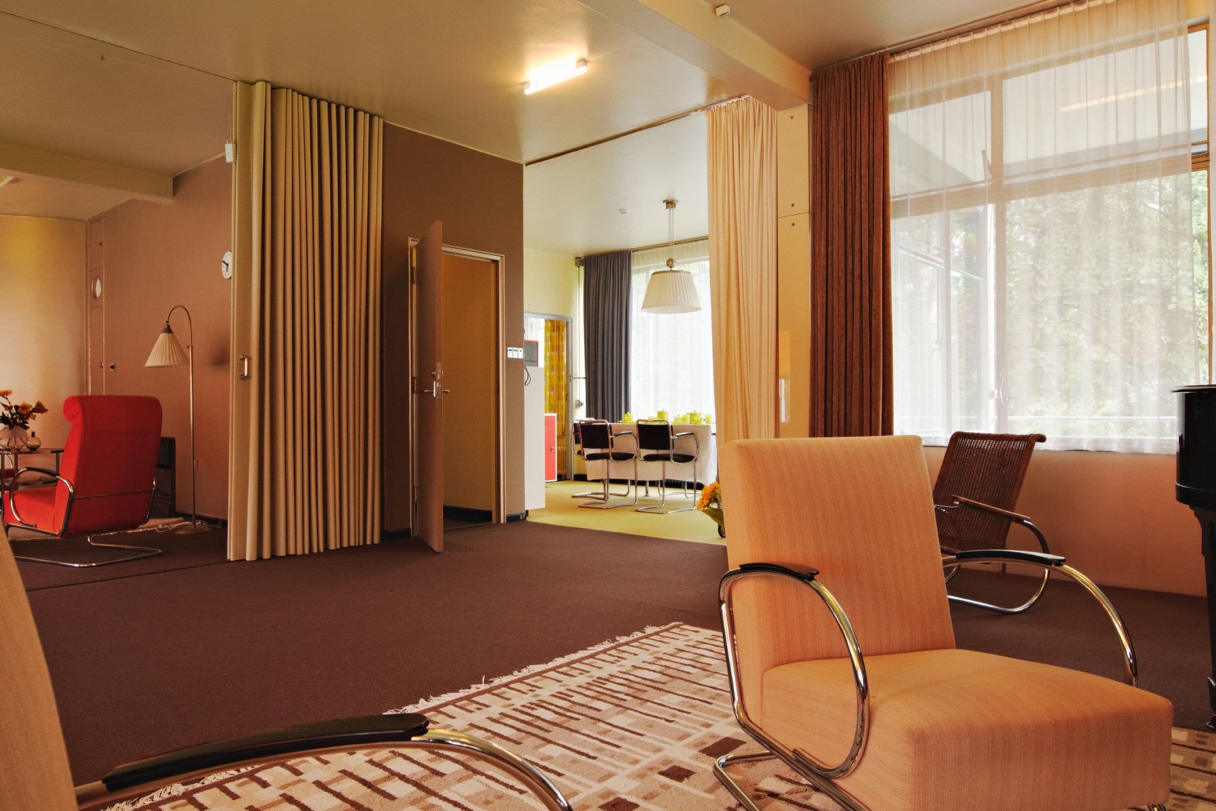 Zitkamer Huis Sonneveld, met op de voorgrond de replica's van de fauteuils en salontafel. Foto Johannes Schwartz