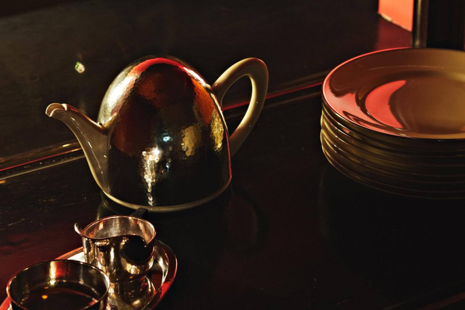 Teapot and plates. Photo Johannes Schwartz 