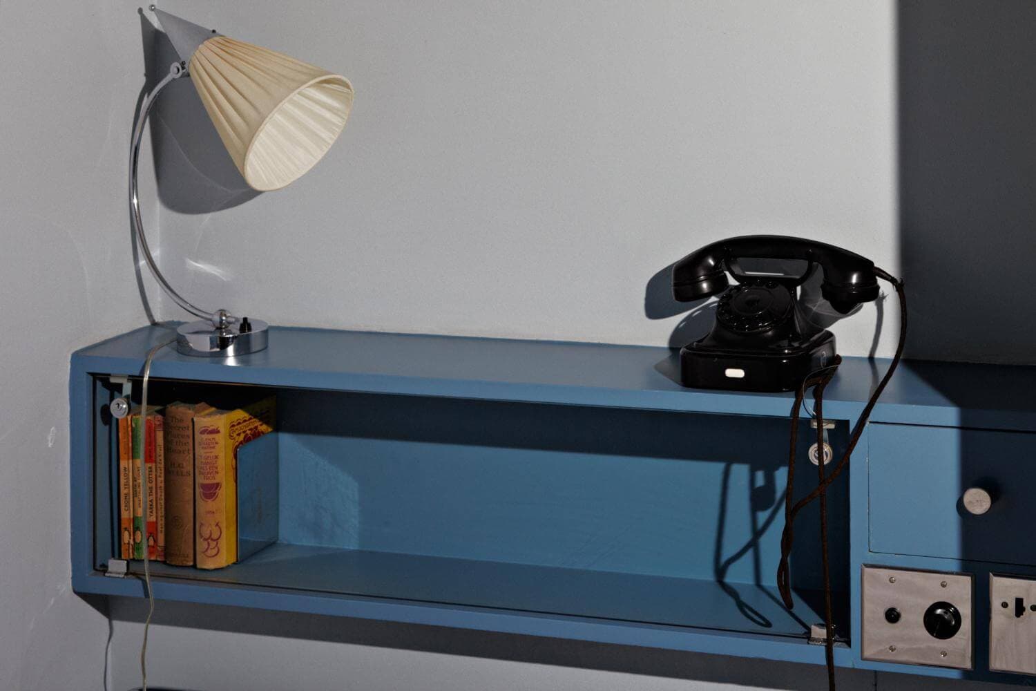 Cabinet above the bed in Puck's bedroom. Photo Johannes Schwartz 