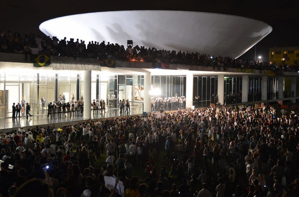 Protesters on Congresso Nacional (The House of the People) in Brasília, June 2013 - Valter Campanato/Agência Brasil 