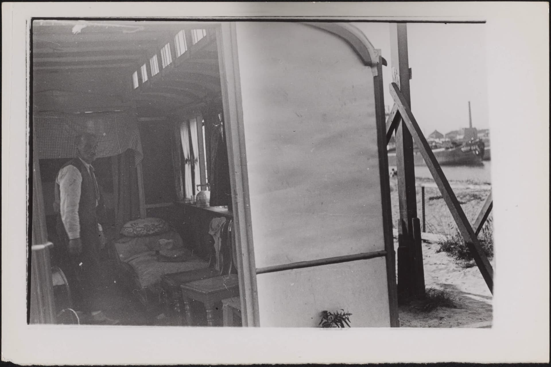 Piet Zwart, zelfgebouwde vakantiehuisjes op het zogenoemde crisisstrand aan de Waalhaven, Rotterdam 1932. Collectie Het Nieuwe Instituut, ZWAR ph270a 