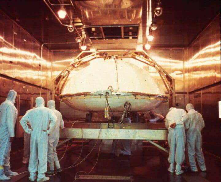 One of the Viking landers being prepared for dry heat sterilization. Foto: NASA, via Wikimedia Commons 