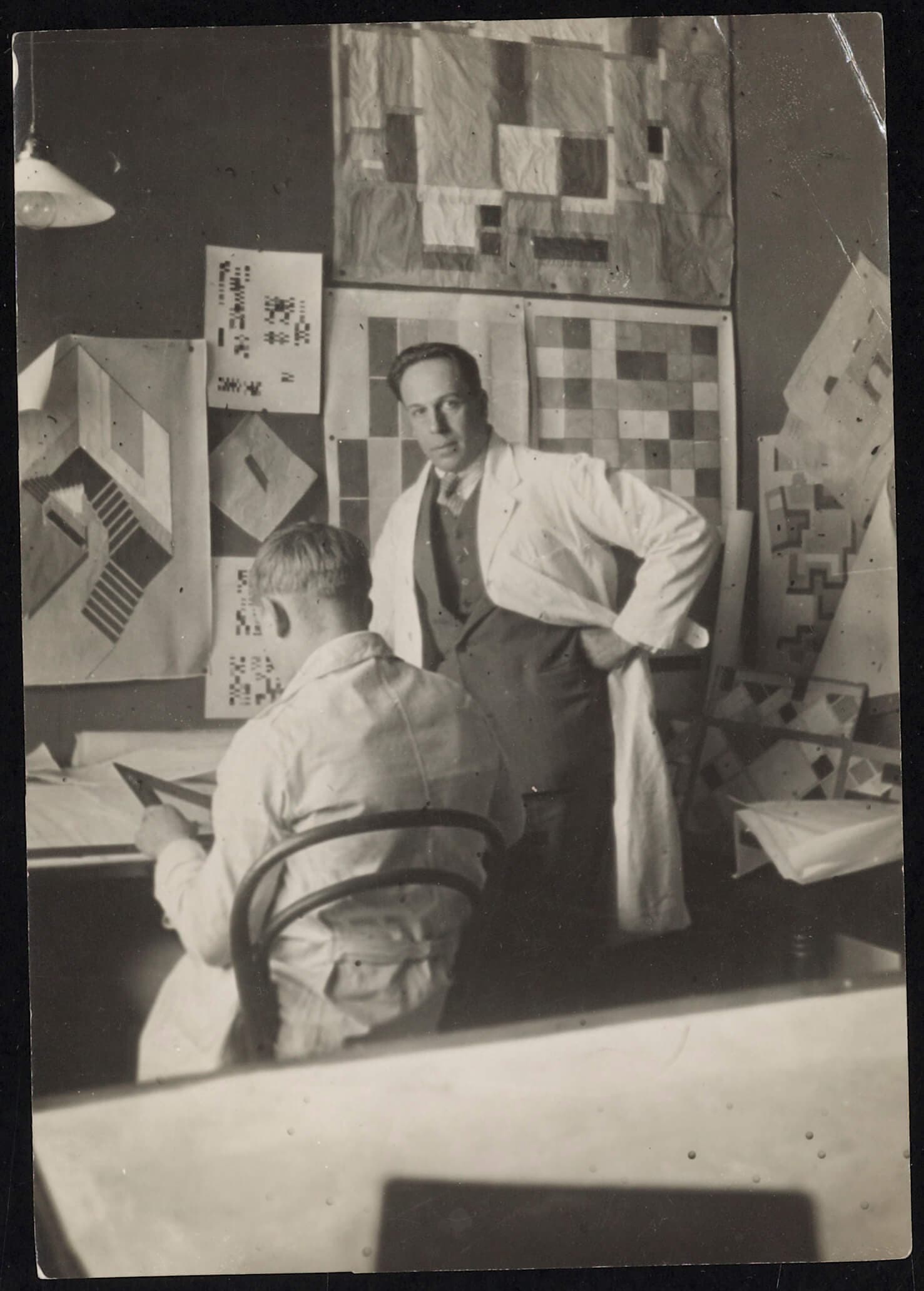 Theo van Doesburg en een medewerker in het atelier aan de Place Kleber in Straatsburg, tegenover de Aubette, 1927. Archief Theo en Nelly van Doesburg, RKD – Nederlandse Instituut voor Kunstgeschiedenis.