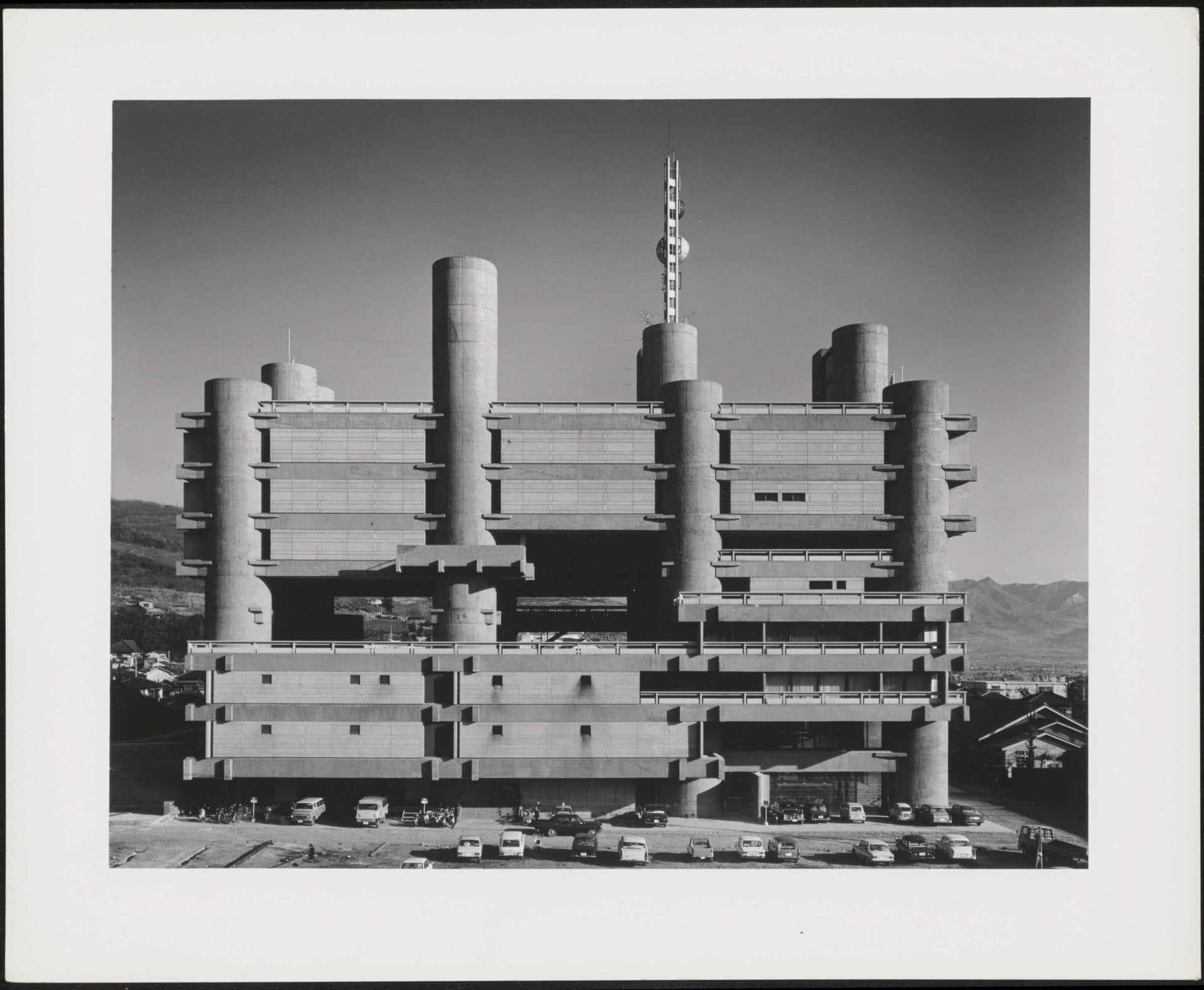 Kenzo Tange. Shizuoka Press and Broadcasting Center in Kōfu, Japan. Foto uit de collectie van Reinder Blijstra. Collectie Het Nieuwe Instituut, BLIJ ph205a  