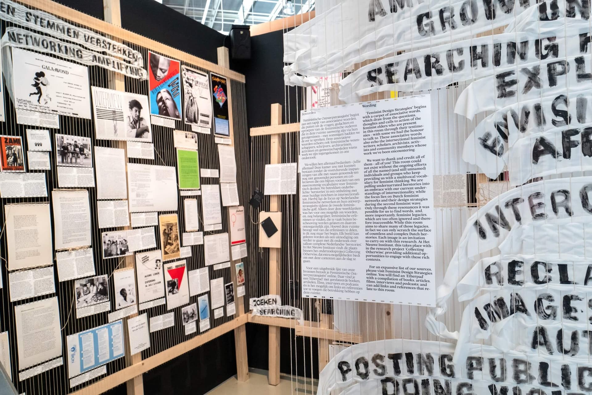 Feministische ontwerpstrategieën (ontwerp: Tabea Nixdorff) in Het ontwerp van het sociale. 100 jaar eigenzinnig samenleven in Nederland bij Het Nieuwe Instituut in Rotterdam. Foto: Johannes Schwartz. 