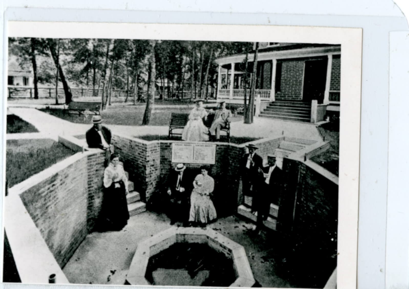 Ansichtkaart van het Amerikaanse kuuroord Ozark Lithia Springs in Ozark, Arkansas, 1908. Met dank aan de Garland County Historical Society uit Arkansas. 