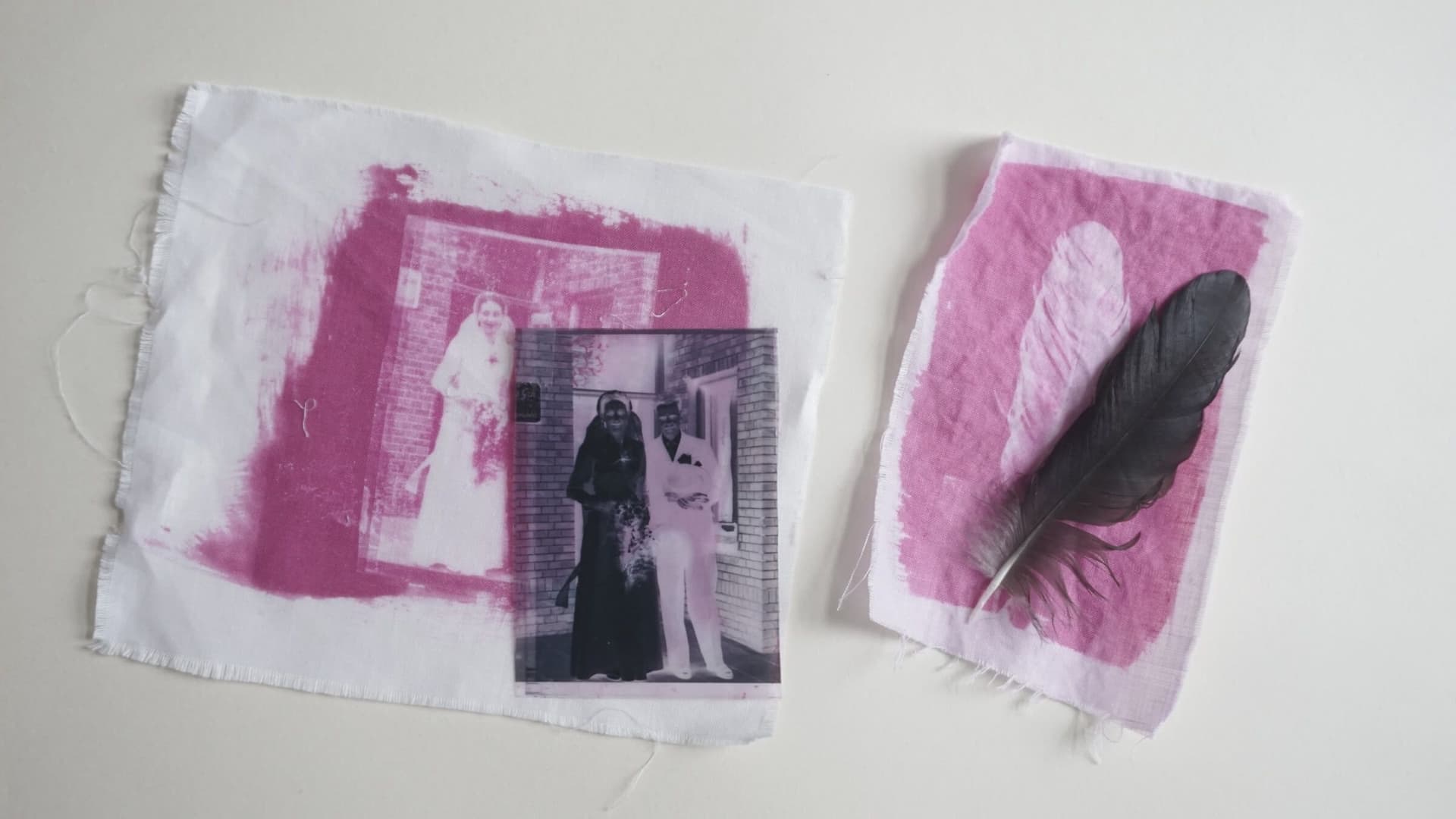 Foto op textiel, geprint met behulp van verf, uv-licht en een negatief. Foto Charlotte Kan. 