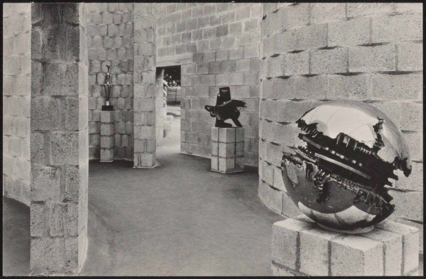  Aldo van Eyck. Interior of the pavilion at the Sonsbeek ’66 International sculpture exhibition, Arnhem. Postcard from the archive of J. Niegeman. Collection Het Nieuwe Instituut, NIEG ph 583. 