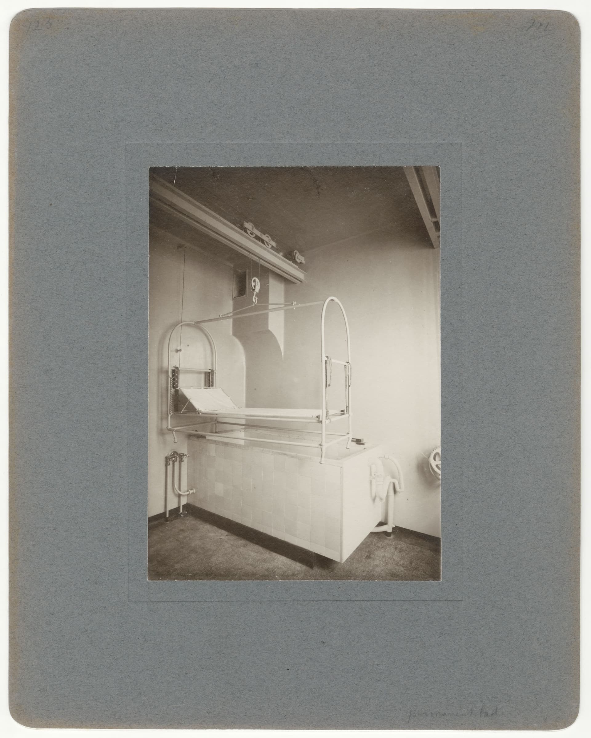 J.J. van Nieukerken. Bathroom in the university hospital Groningen (Algemeen Provinciaal-, Stads-, en Academisch Ziekenhuis) 1891-1901. Collection Het Nieuwe Instituut, NIEU ph635 