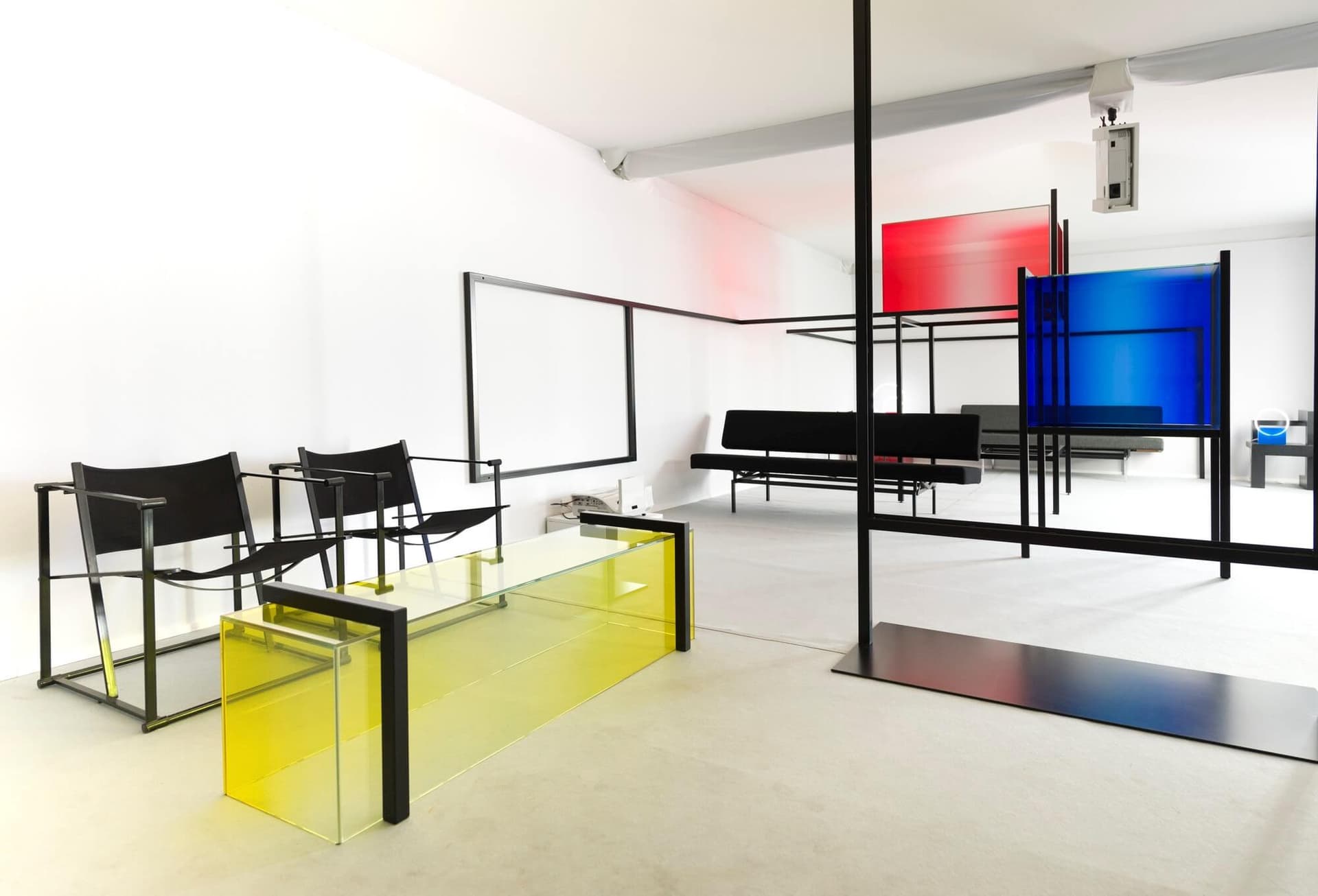 Ruimtelijke compositie in Rood, Blauw en Geel. Curator en ontwerp Studio Sabine Marcelis. Foto Lothaire Hucki 