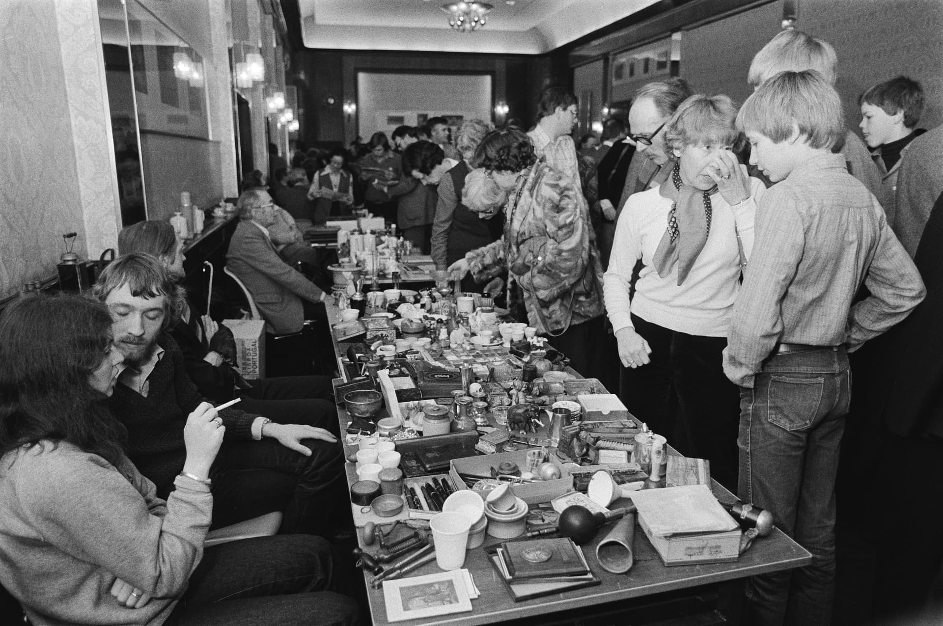 Collectors fair, Krasnapolsky Hotel, Amsterdam, 1980. Photo Hans van Dijk. Collection Anefo / Nationaal Archief. 