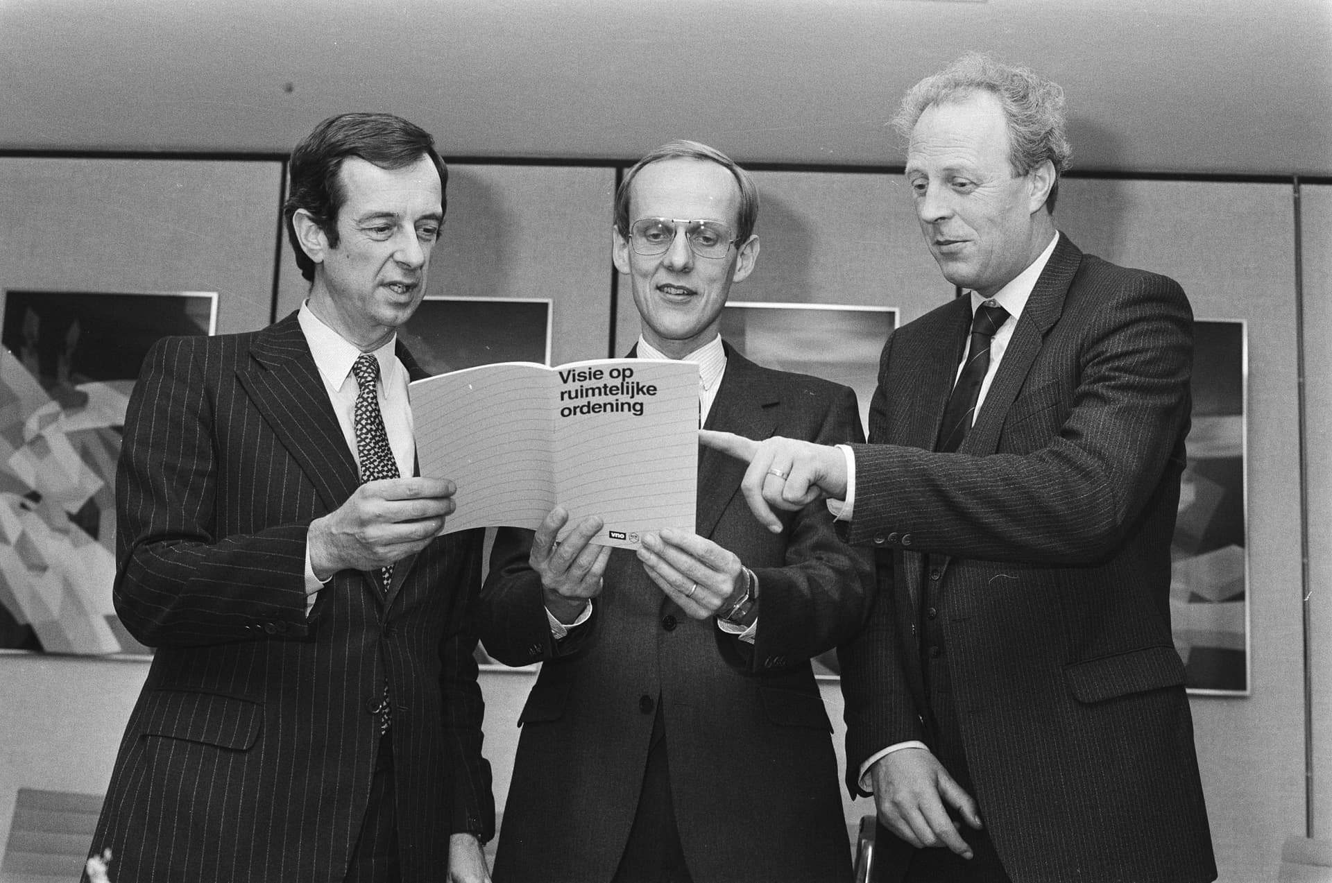 VNO-voorzitter van Lede (l.) en NCW directeur professor Weitenberg (r) bekijken met minister Winsemius de Nota met de visie van de werkgeversbonden op ruimtelijke ordening, 1986. Fotograaf onbekend, Nationaal Archief / Fotocollectie Anefo…