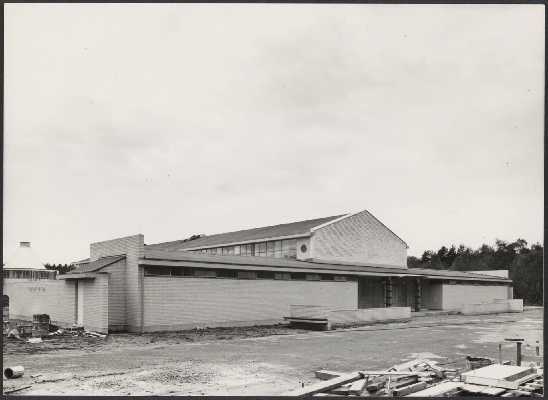 J.J. P. Oud. Exterieur Bio-herstellingsoord, Arnhem, z.j. Fotograaf onbekend. Collectie Het Nieuwe Instituut, OUDH ph115 