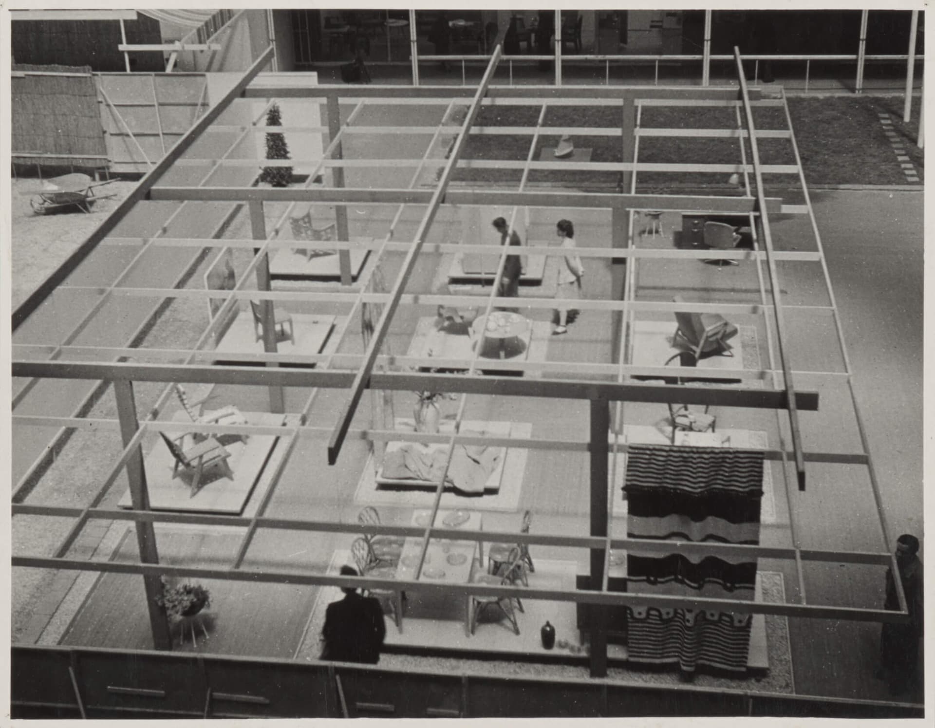 H. Salomonson, in samenwerking met A. Bodon. Interieur tentoonstelling ter gelegenheid van de 35ste Salon de la société des artistes décorateurs in het Grand Palais, Parijs, 1949. Foto H. Lacheroy. Collectie Het Nieuwe Instituut, SALO f56…  