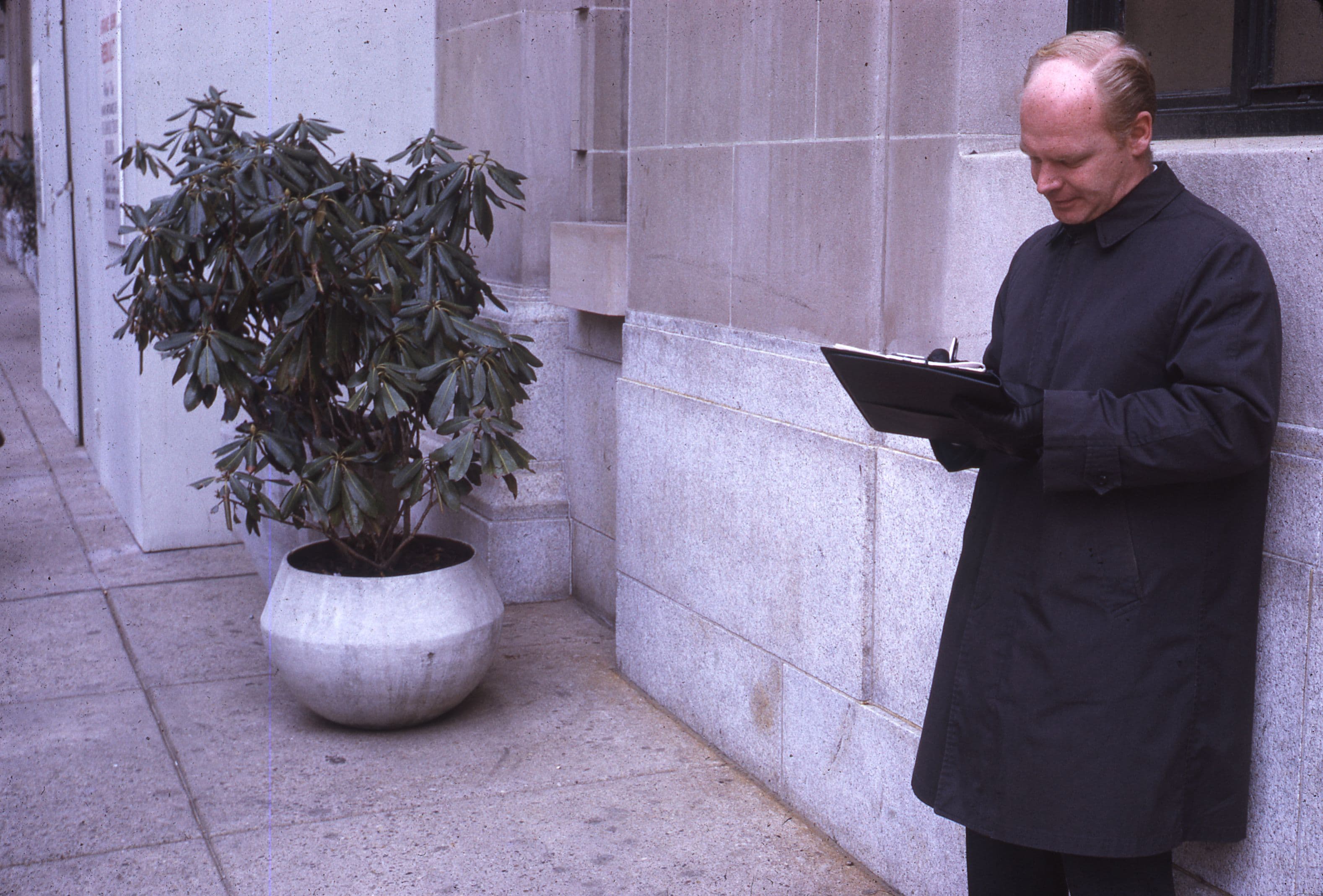  A participant in the Wilmington Take Part workshop taking notes on the city walk, 1971. Photo: Lawrence Halprin Collection, The Architectural Archives, University of Pennsylvania.  