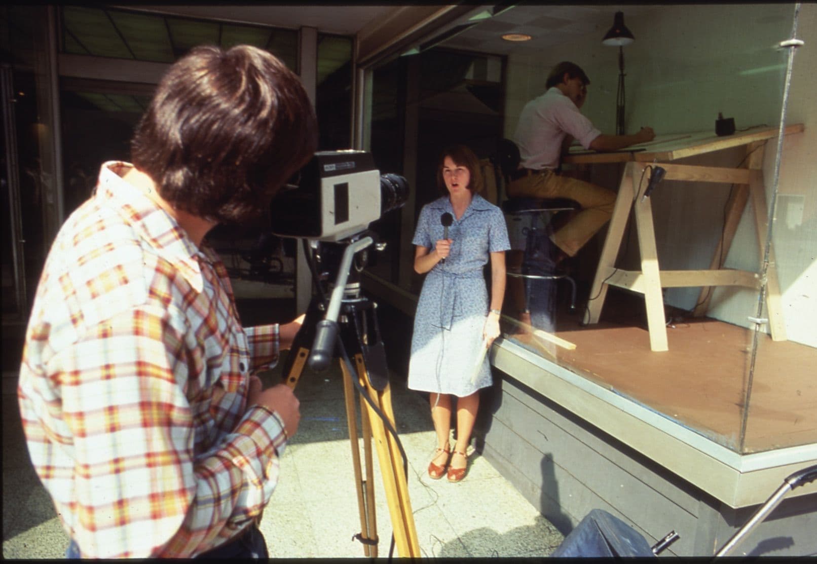  An architect from Moore Grove Harper works while on display in the window of the Riverdesign Dayton storefront office on Gibbons Arcade, 36 West 3rd St, Dayton, Ohio, 1976. Photo: Manuscripts and Archives, Yale University Library. 