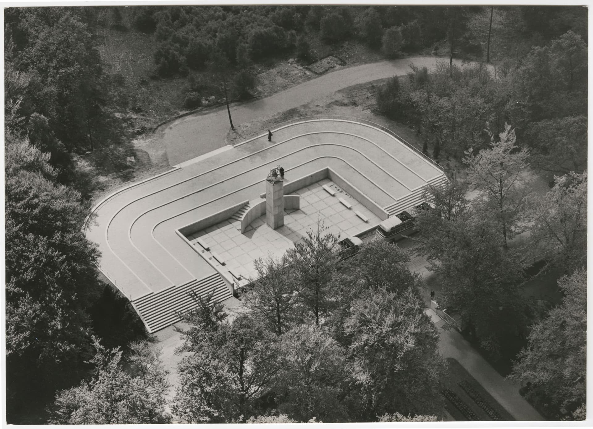  J.J.P. Oud. Nationaal Legermonument op de Grebbeberg, 1947.  