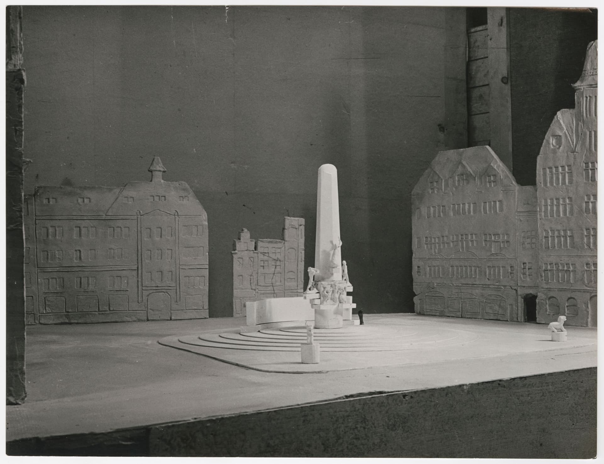  J.J.P. Oud. Foto van een proefopstelling van de maquette van het Nationaal Monument op de Dam, 1950. Collectie Het Nieuwe Instituut 