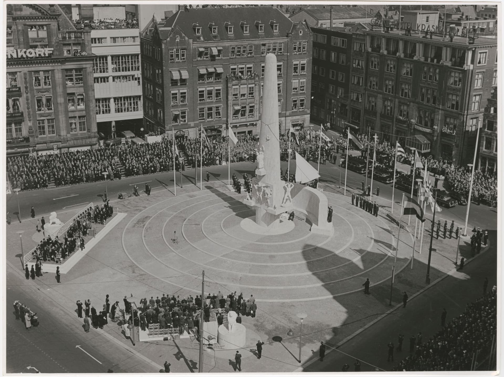  J.J.P. Oud. National Monument, Dam, Amsterdam, 1956. Collection Het Nieuwe Instituut. ©Nationaal Archief/collectie Spaarnestad Photo/NFP. 
Photos may not be reproduced without the prior permission of the copyright holder. 