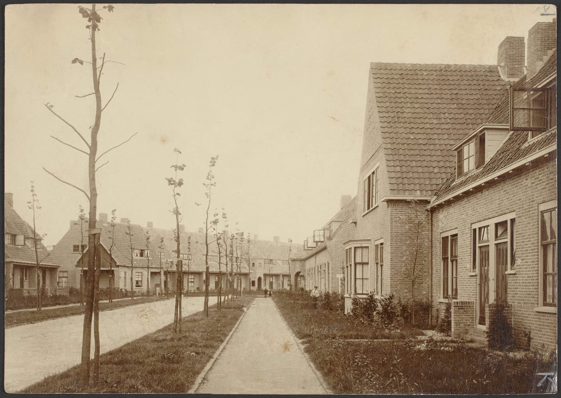 Op foto’s van Vreewijk, van omstreeks 1925, in het archief van Jan Wils, zijn gras, bomen en bermen onderdeel van het straatprofiel. Collectie Het Nieuwe Instituut. Archief Jan Wils, invnr. WILS ph916. Fotograaf onbekend.  