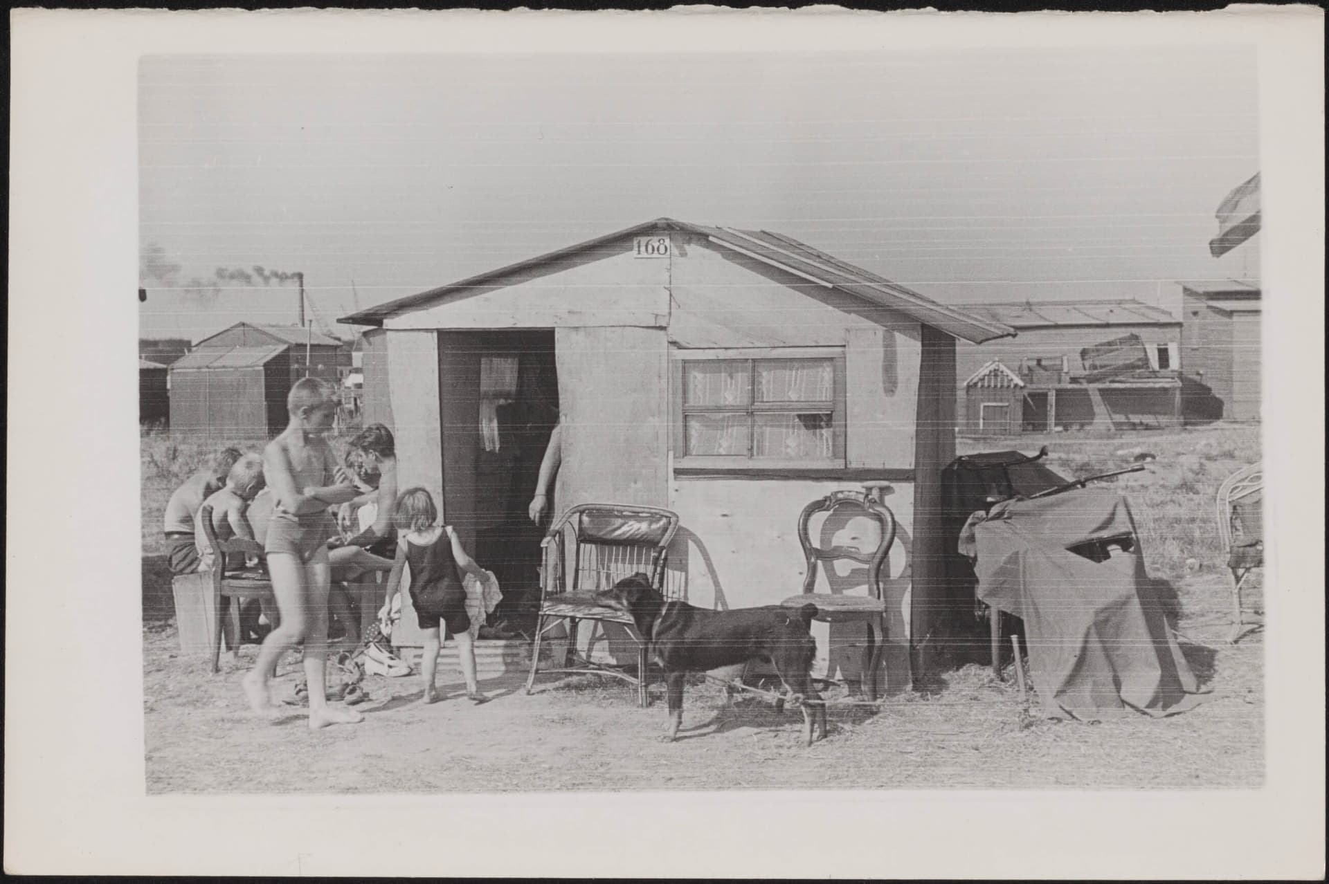 Piet Zwart, zelfgebouwde vakantiehuisjes op het zogenoemde crisisstrand aan de Waalhaven, Rotterdam 1932. Collectie Het Nieuwe Instituut, ZWAR ph269a 