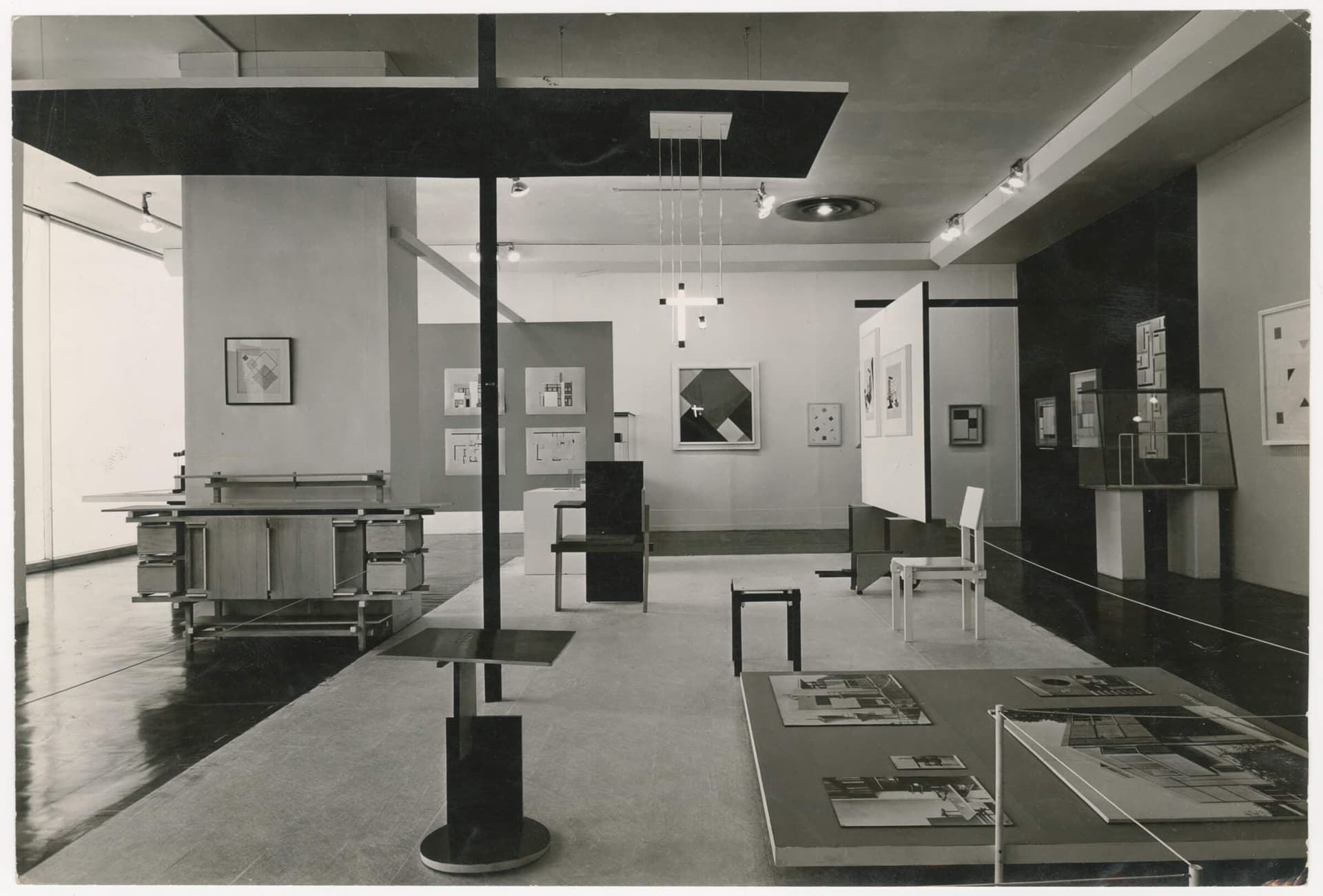 G. Th. Rietveld. Design for De Stijl exhibition in MoMA in New York, 1952. Photo: Soichi Sunami. Collection Het Nieuwe Instituut, RIET 783. Copyright Rietveld art works: Pictoright. Copyright Sunami photo: Scala Archives.  