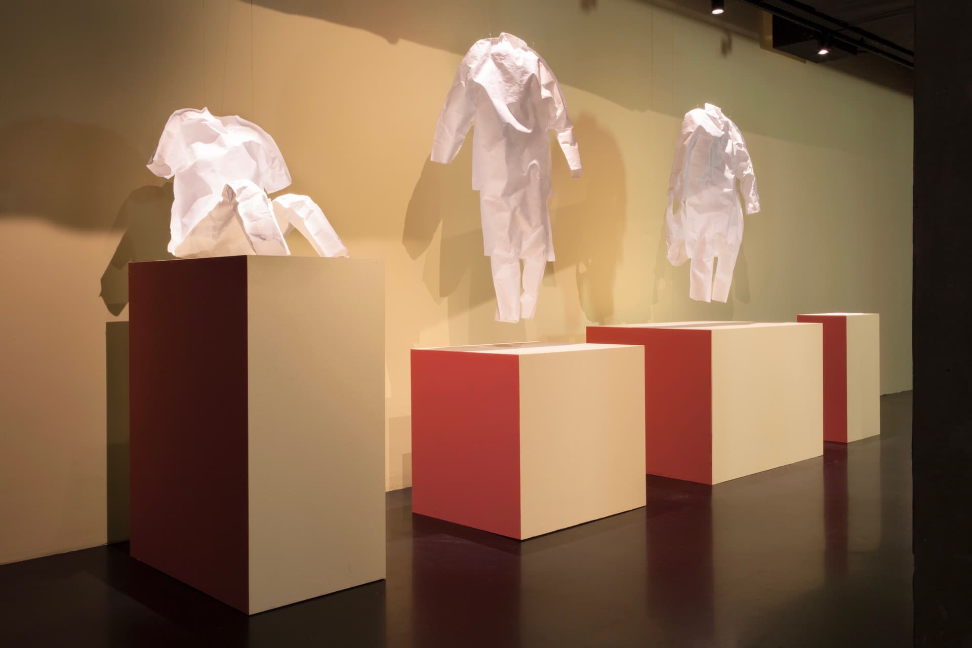  Papieren kledingstukken. Camiel Fortgens - As Is. Foto Anna de Jong 