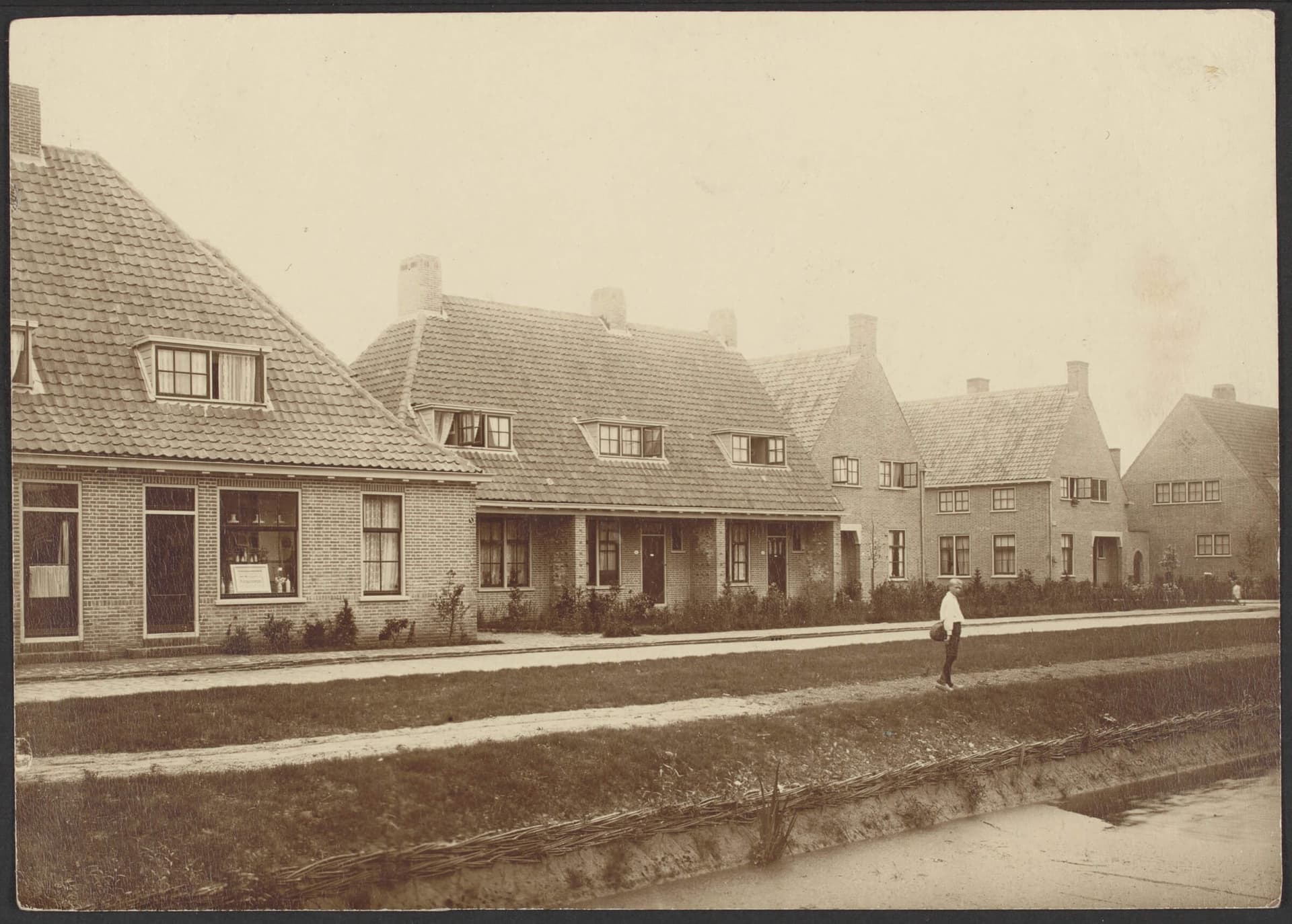 Op foto’s van Vreewijk, van omstreeks 1925, in het archief van Jan Wils, zijn gras, bomen en bermen onderdeel van het straatprofiel. Collectie Het Nieuwe Instituut. Archief Jan Wils, invnr. WILS ph917. Fotograaf onbekend.  