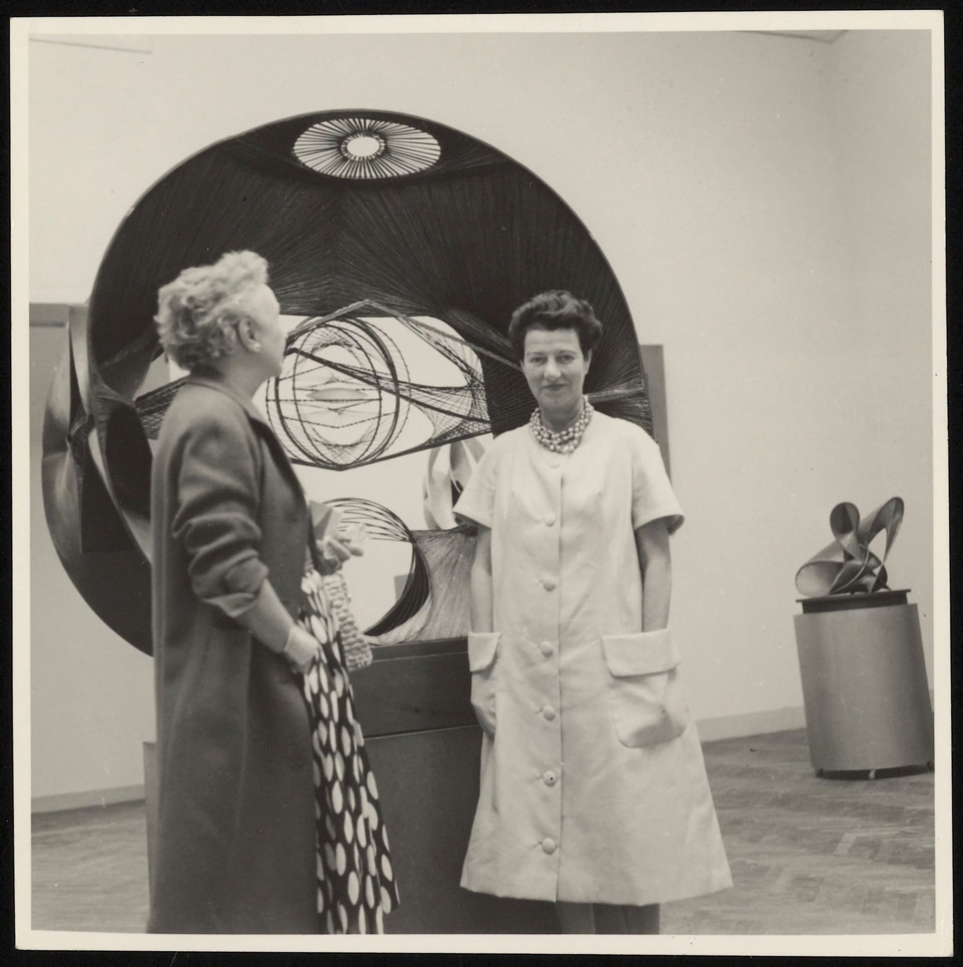 Nelly van Doesburg en Peggy Guggenheim in een tentoonstellingsruimte op de Biennale van Venetie. Collectie RKD, Archief Theo en Nelly van Doesburg 