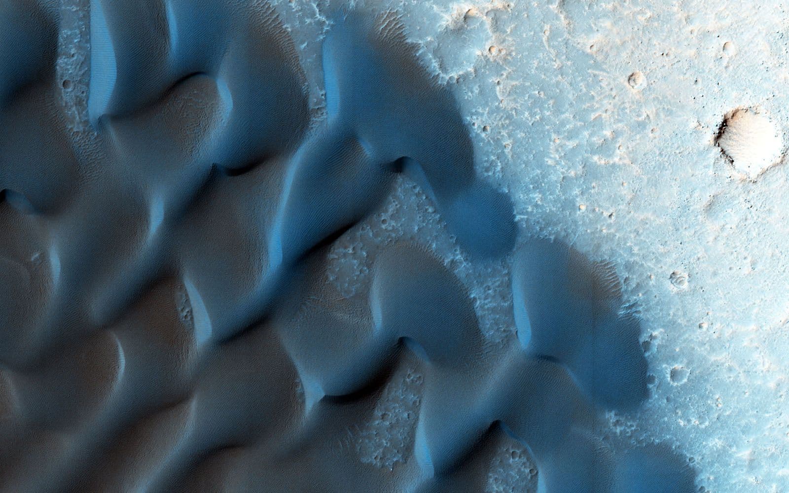 Barchan sand dunes, Mars Reconnaissance Orbiter. Photo: NASA/JPL-Caltech/Univ. of Arizona 