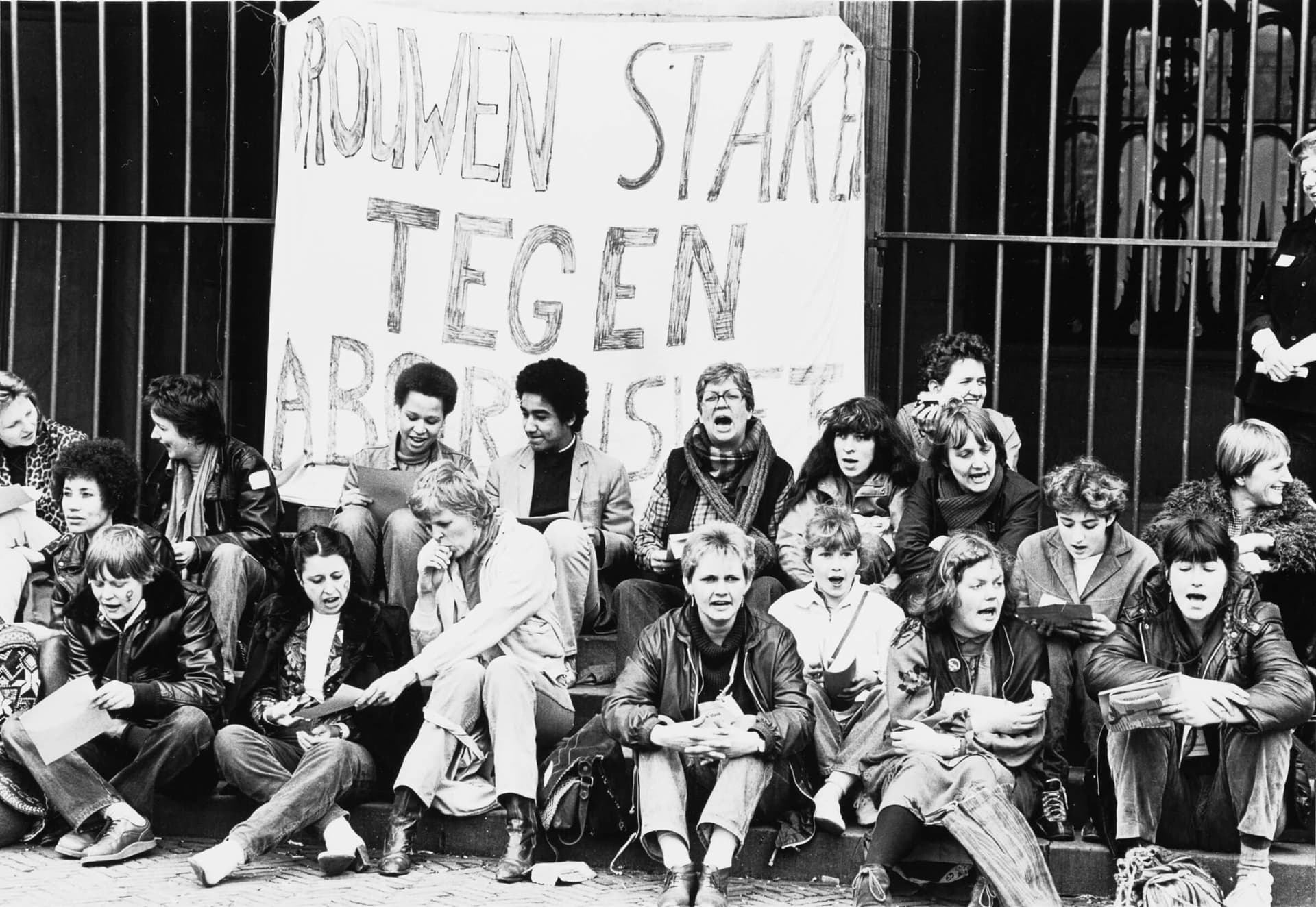 Groep vrouwen bij de Vrouwenstaking met het spandoek “Vrouwen staken tegen abortus wet”, 1981, foto: Maya Pejic. Bron: Collectie IAV-Atria  