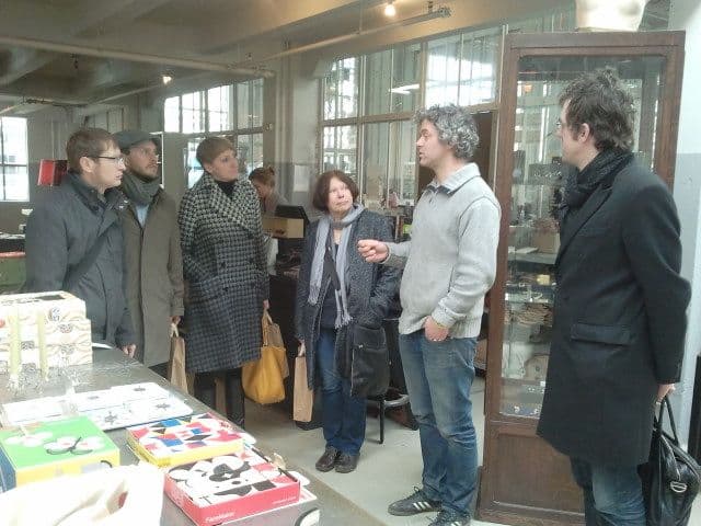 De Pools / Hongaarse gasten met ontwerper Piet Hein Eek. 