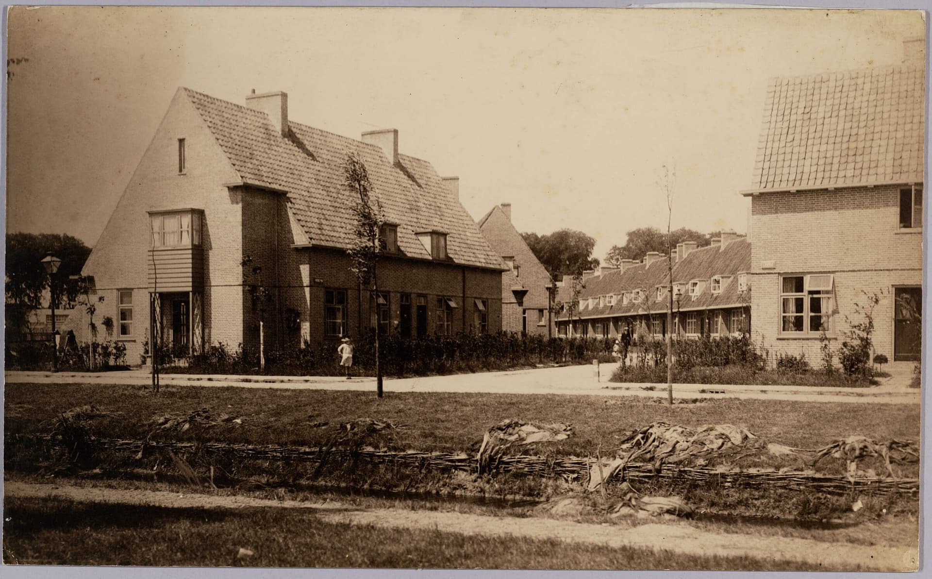 In het fotoarchief van de Tentoonstellingsraad voor bouwkunst en verwante kunsten bevindt zich een aantal foto’s van Vreewijk. De ‘Tentoonstellingsraad’ had als doel om de ‘fine fleur’ van de Nederlandse architectuur te presenteren en te promot… 