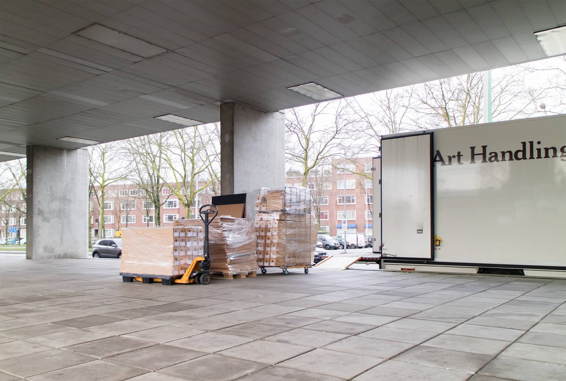 Transport van archiefmateriaal naar een restauratieatelier. Foto Paulien Routs. 
