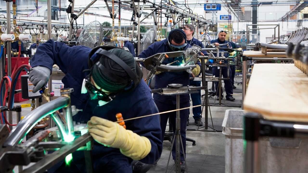 Brompton factory. UK, 2017. Beeld uit de video 'How a Brompton is made' van Brompton Bicycle. 