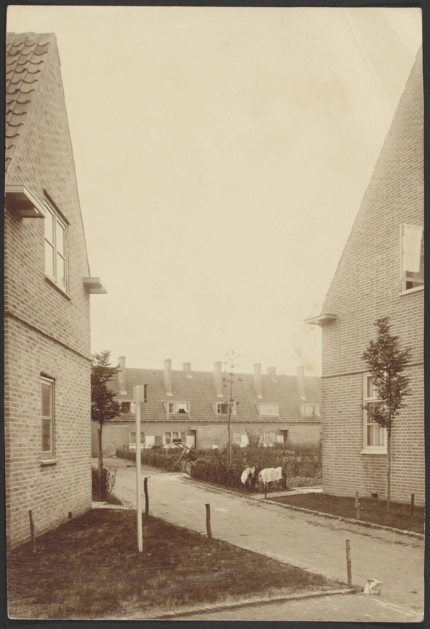 Op foto’s van Vreewijk, van omstreeks 1925, in het archief van Jan Wils, zijn gras, bomen en bermen onderdeel van het straatprofiel. Collectie Het Nieuwe Instituut. Archief Jan Wils, invnr. WILS ph915. Fotograaf onbekend.  