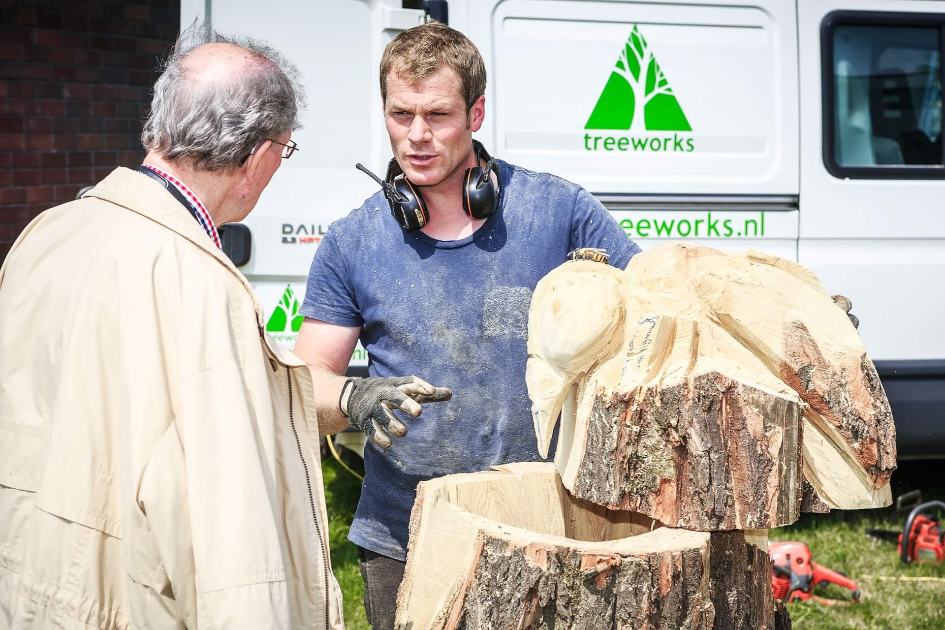 Dave Harmsworth (Treeworks) demonstreert zijn kunsten met de kettingzaag. Foto: Matthijs Immink. 