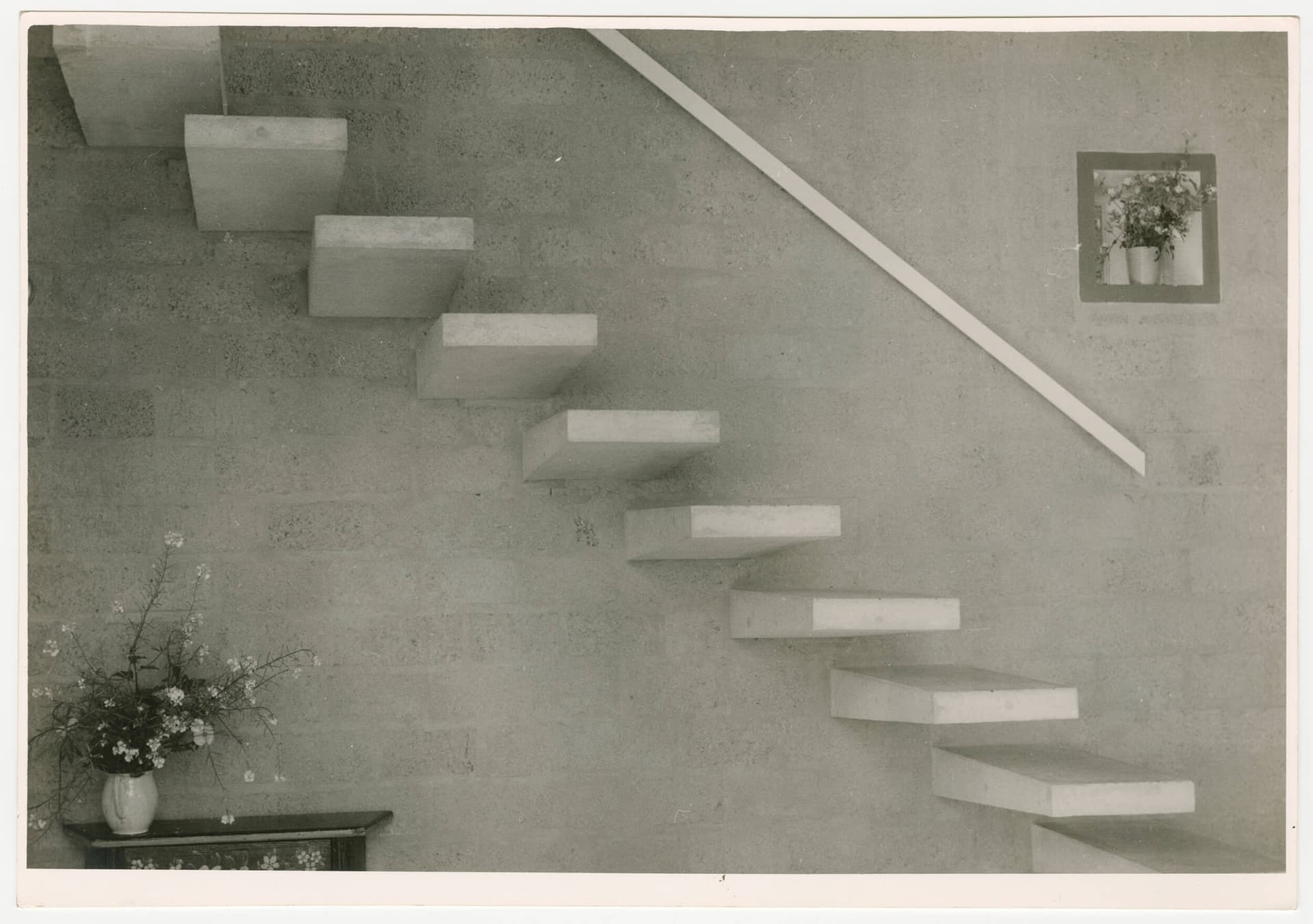 J. Vegter, Woon-werk en vakantiehuis Vegter, Gorssel, 1957. Open trap met zwevende treden in de hal. Archief: J.J.M. Vegter, dossier Woonhuis Gorssel.
