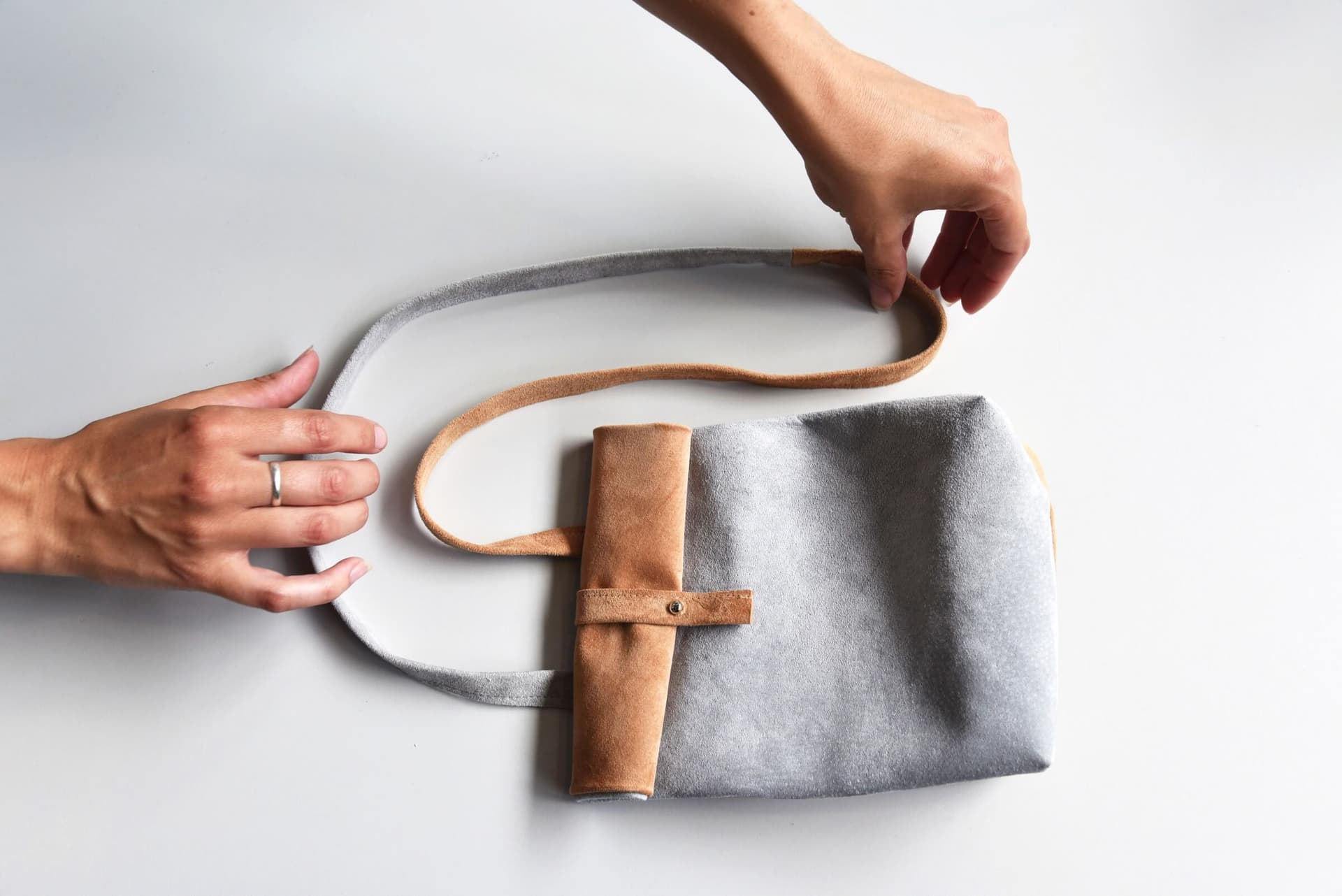 Resultaat van de workshop Little Leather Bag. Foto: Charlotte Kan, Het Nieuwe Instituut 