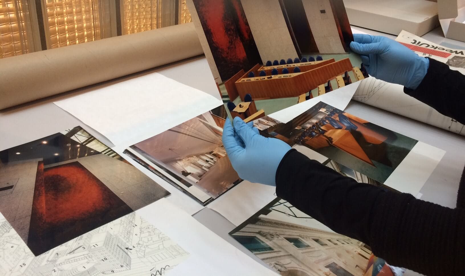 Inventarisatie van het archief van Pi de Bruijn. Foto Ellen Smit 