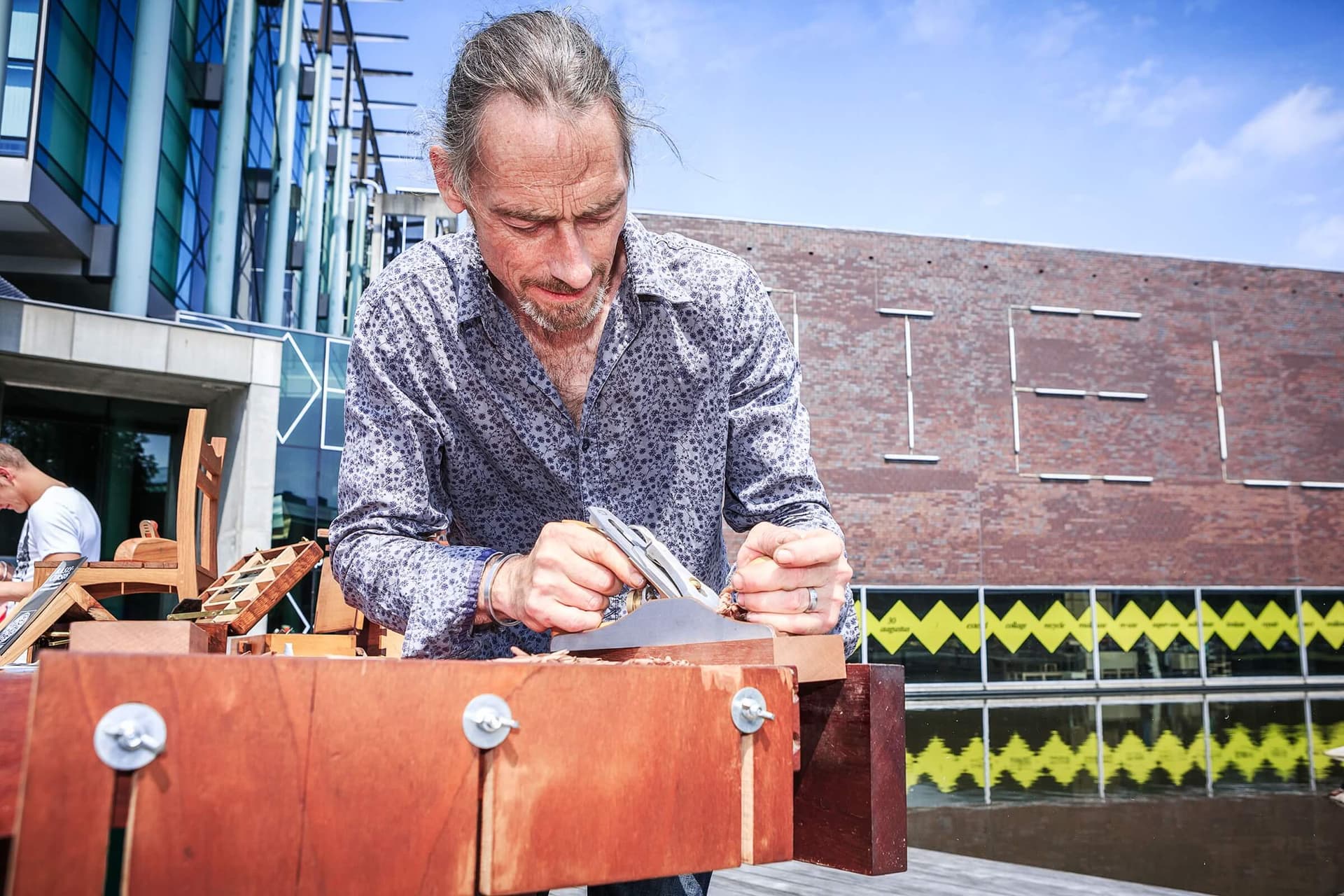 Houtbewerker Roeland Brekelmans. Foto: Matthijs Immink. 
