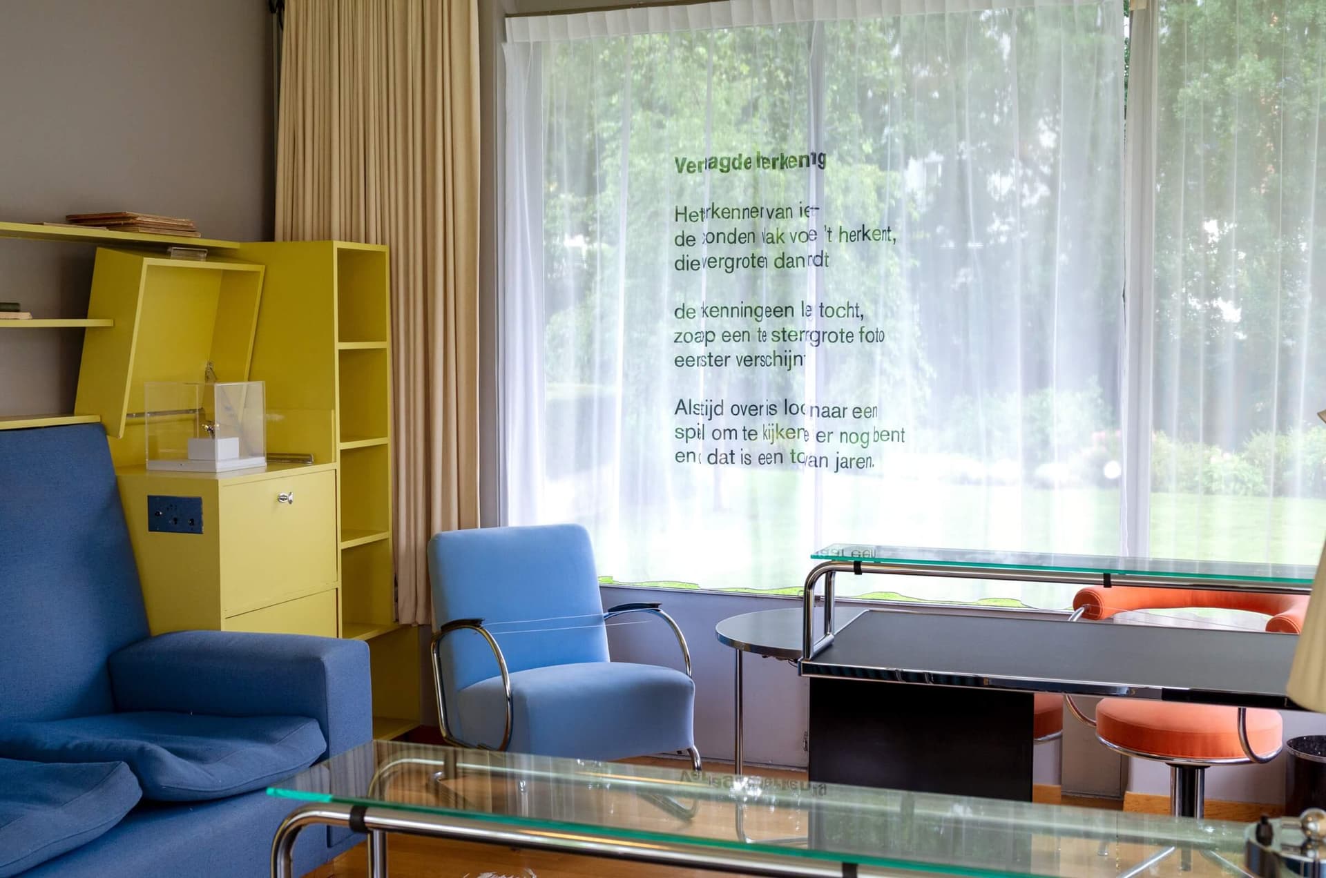 Impressie van de tentoonstelling Gijs Bakker & K. Schippers: Beginselen in Huis Sonneveld, 11.07.2020 – 10.01.2021. Foto: Johannes Schwartz. Op deze foto staan het sieraad ‘Butterflies (358)’ van Gijs Bakker en het gedicht ‘Vertraagde herkennin… 