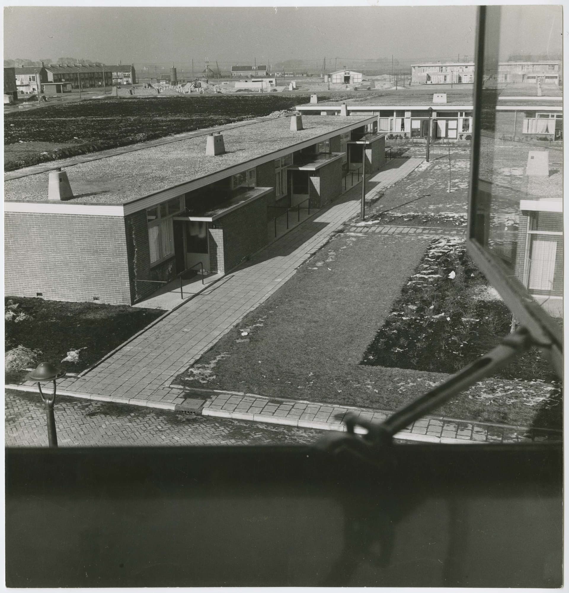  Aldo van Eyck, Jan Rietveld, 64 homes for the elderly, Amsterdam-West, c.1952. Client: Woningbouwvereniging Amsterdam-Zuid, Woningbouwvereniging Het Oosten, Woningbouwvereniging Zomers Buiten. Collection: Het Nieuwe Instituut, RIEJ ph104 