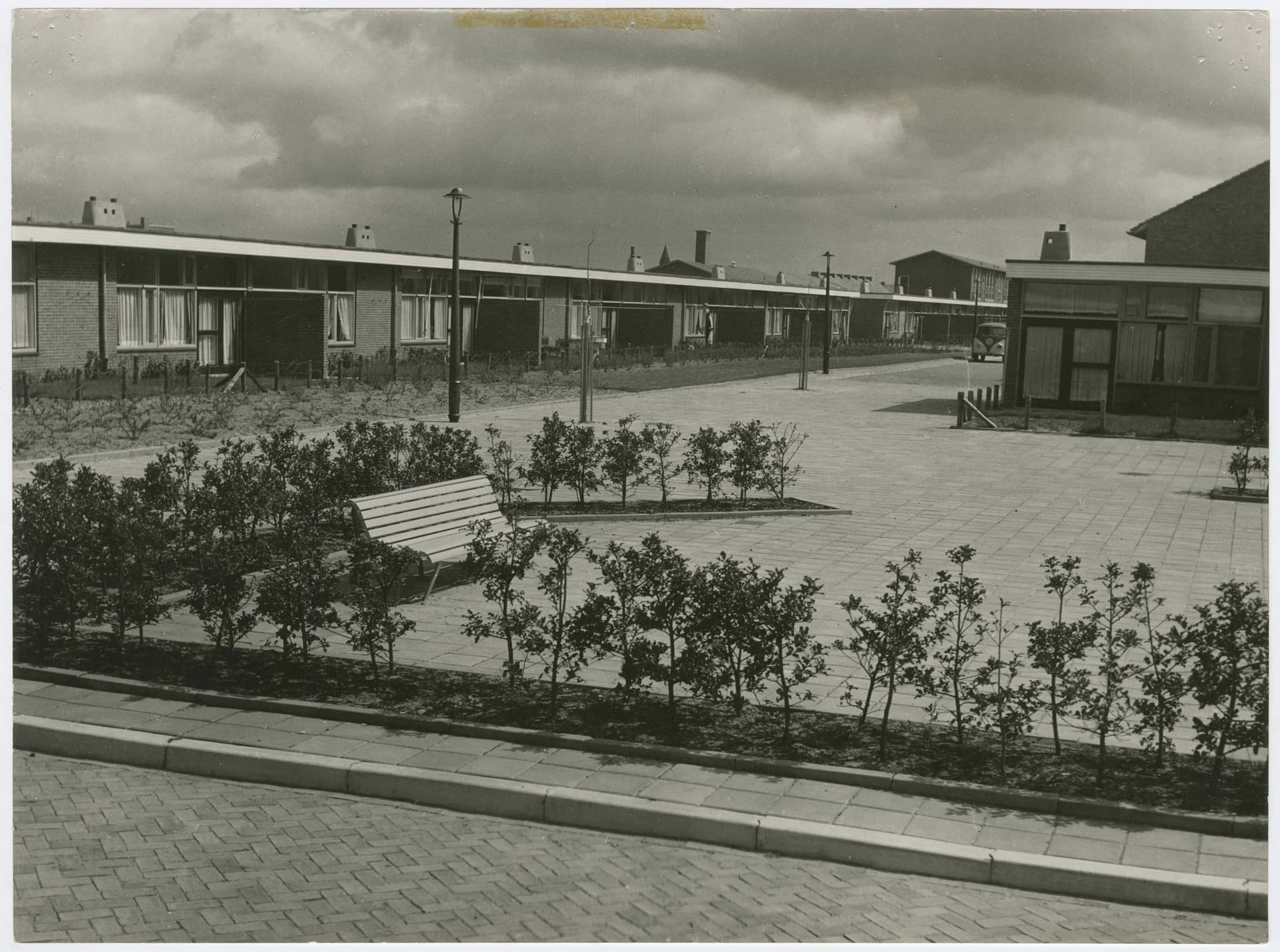  A. E. van Eyck, J.C. Rietveld, 64 bejaardenwoningen, Amsterdam-West, ca. 1952. Opdrachtgever: Woningbouwvereniging Amsterdam-Zuid, Woningbouwvereniging Het Oosten, Woningbouwvereniging Zomers Buiten. Collectie Het Nieuwe Instituut, RIEJ ph733 