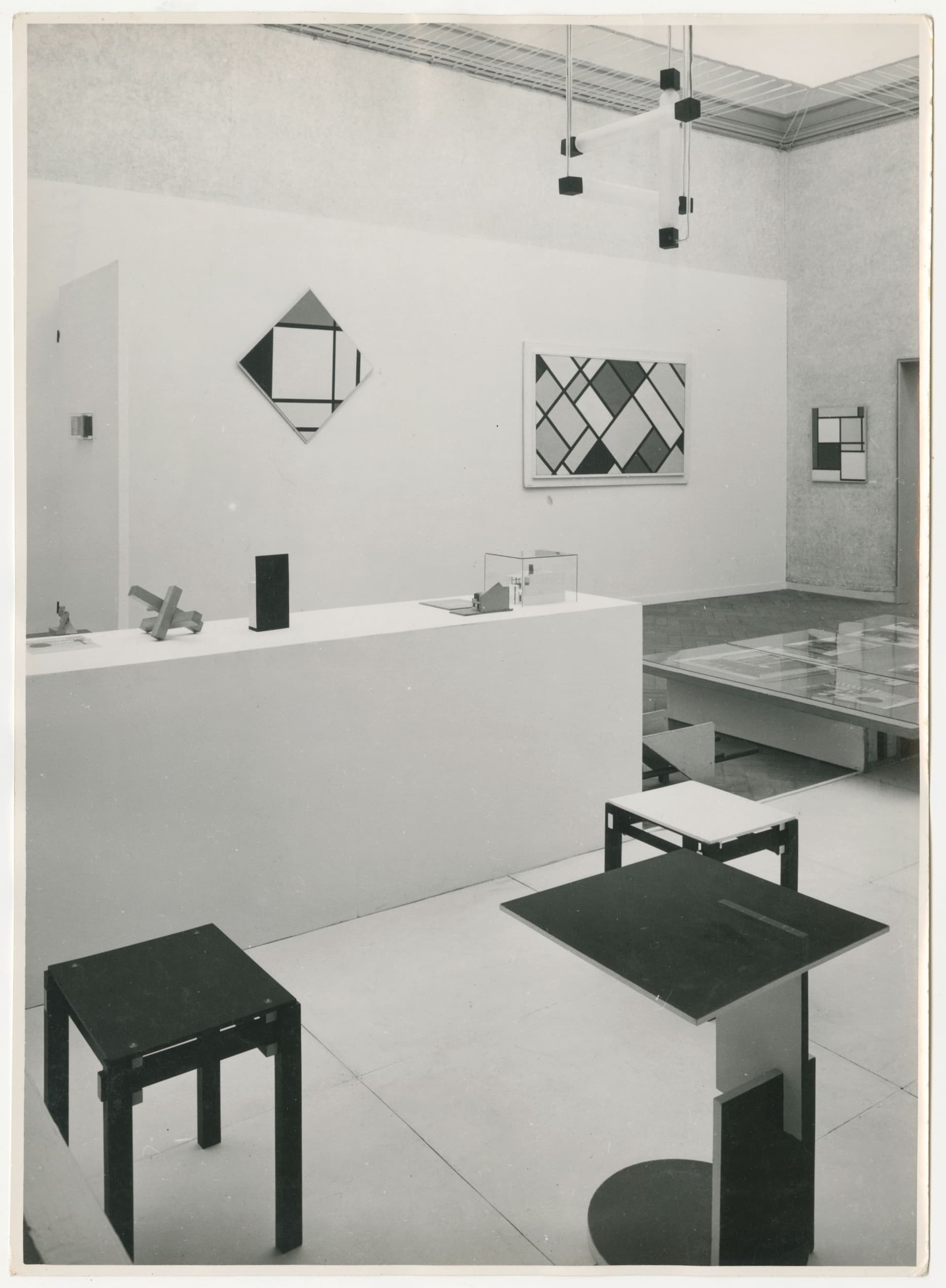 G. Th. Rietveld. De Stijl exhibition in Stedelijk Museum Amsterdam, 1951. Photo: J. D’Oliveira. Collection Het Nieuwe Instituut, RIET 783. Copyright Rietveld art works: Pictoright. 