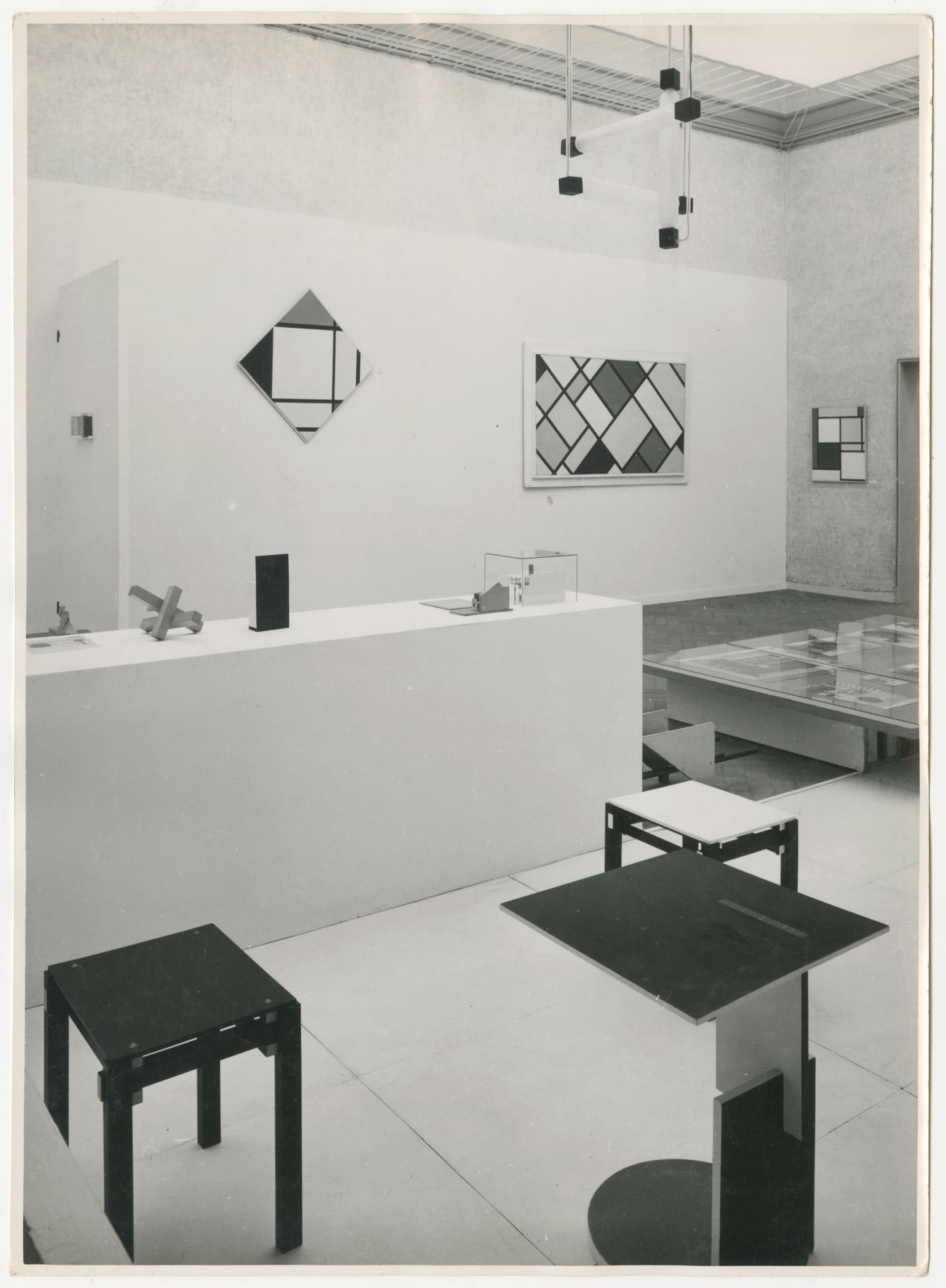 G. Th. Rietveld. De Stijl exhibition in Stedelijk Museum Amsterdam, 1951. Photo: J. D’Oliveira. Collection Het Nieuwe Instituut, RIET 783. Copyright Rietveld art works: Pictoright. 